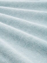 Pull-over en tricot avec encolure en U - Silver Cloud Blue Melange - Vue de la matière
