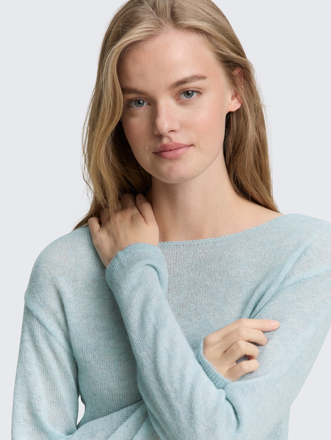 Strickpullover mit U-Boot-Ausschnitt - Silver Cloud Blue Melange - Detail-Model-Ansicht