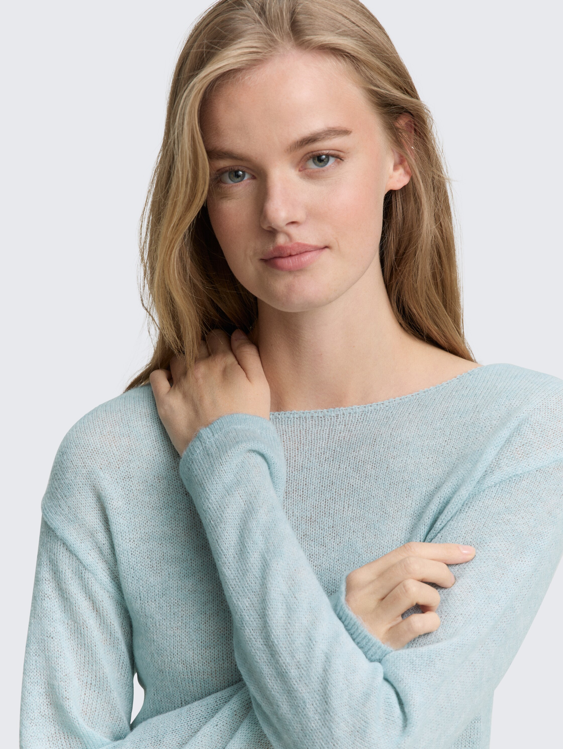 Strickpullover mit U-Boot-Ausschnitt - Silver Cloud Blue Melange - Detail-Model-Ansicht