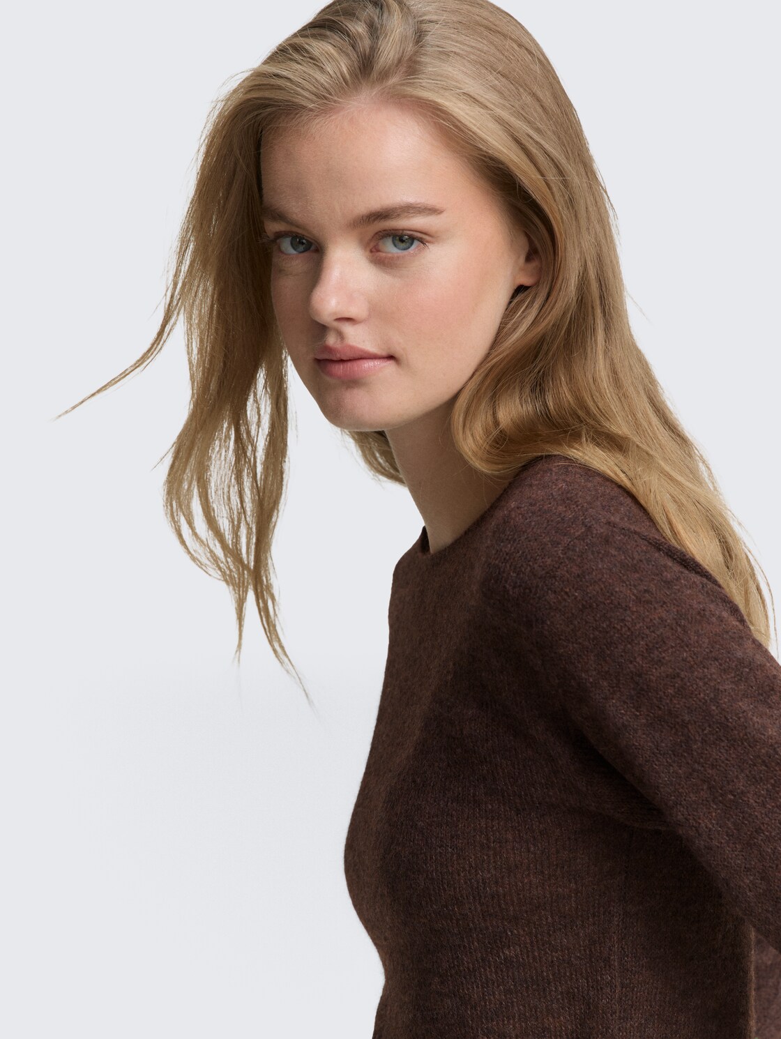 Strickpullover mit U-Boot-Ausschnitt - soft chocolate brown melange - Detail-Model-Ansicht