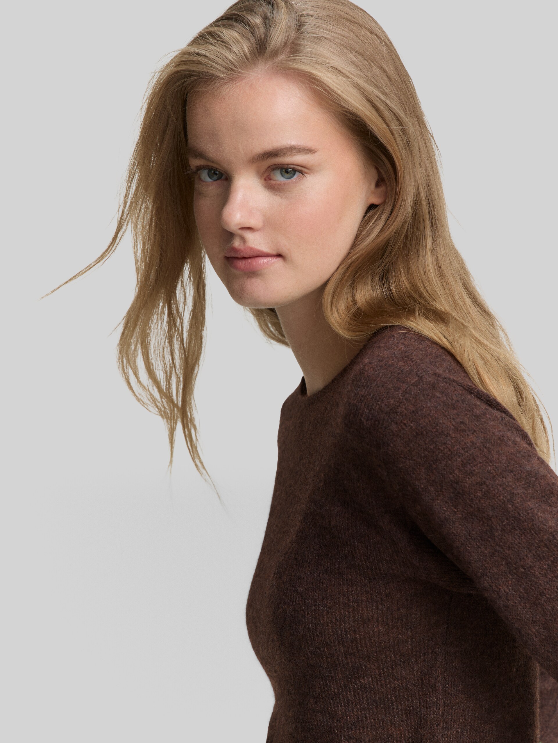Knitted jumper with boat neckline - soft chocolate brown melange - Detail model view