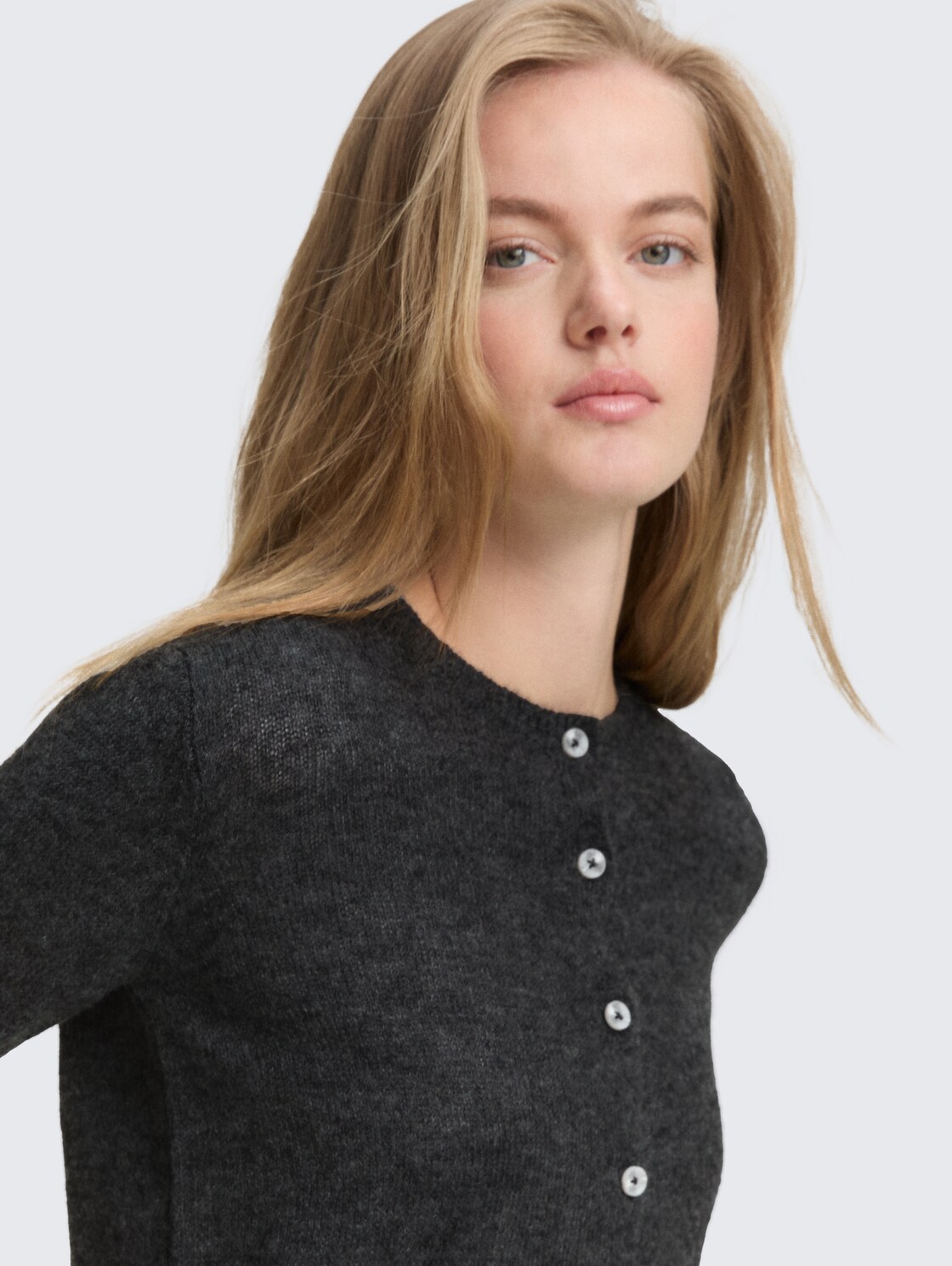 Cardigan mit Rundhalsausschnitt - Shale Grey Melange - Detail-Model-Ansicht