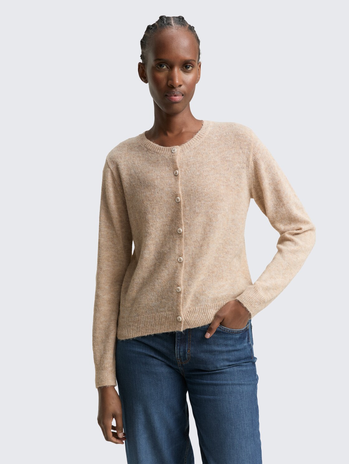Cardigan mit Rundhalsausschnitt - intense beige melange - Ausschnitt Model-Vorderansicht