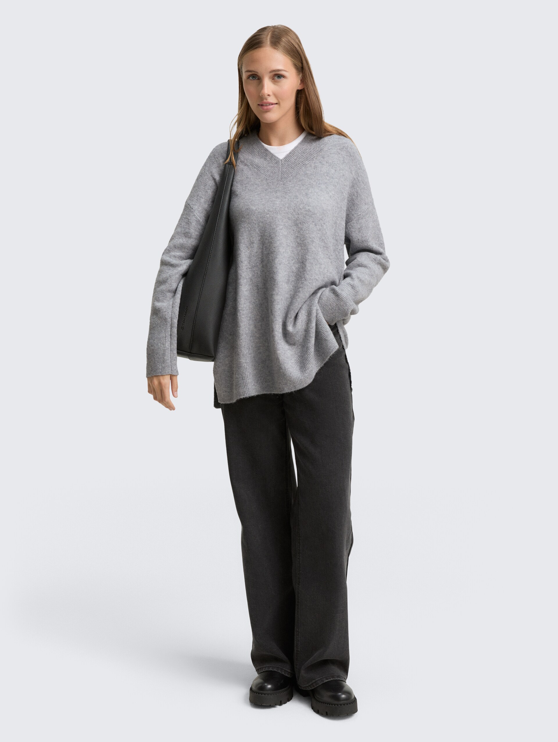 Longstyle Strickpullover mit V-Ausschnitt - Cement Grey Mélange - Model-Vorderansicht