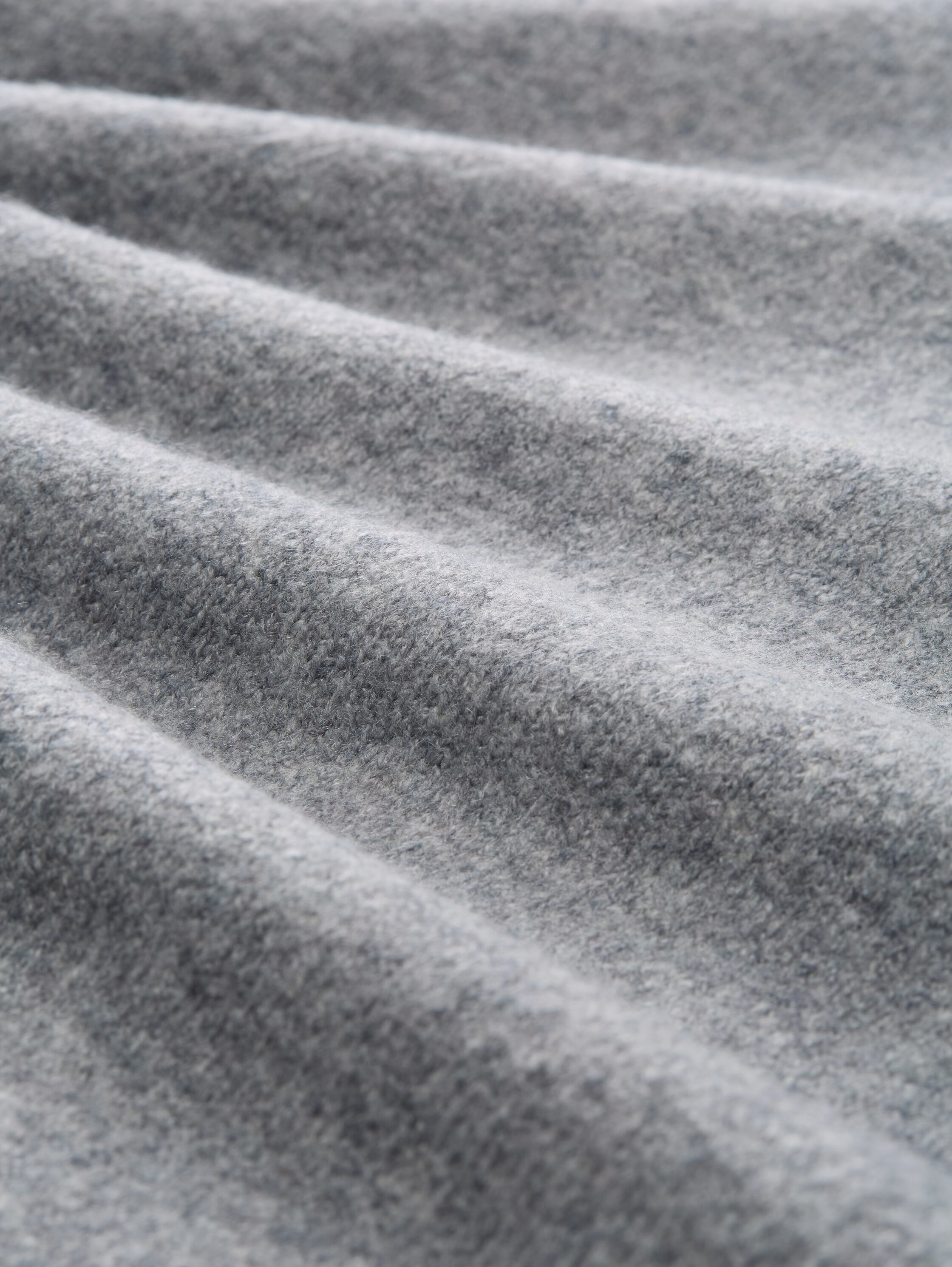 Longstyle Strickpullover mit V-Ausschnitt - Cement Grey Mélange - Material-Ansicht