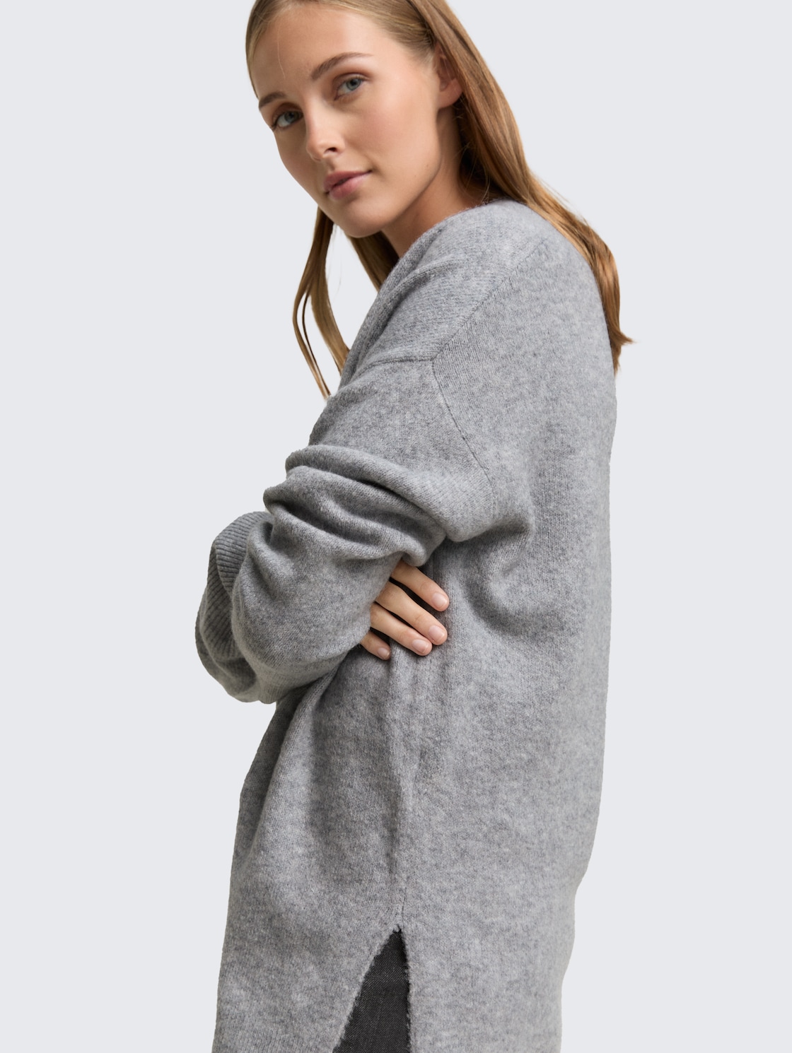 Longstyle Strickpullover mit V-Ausschnitt - Cement Grey Mélange - Detail-Model-Ansicht