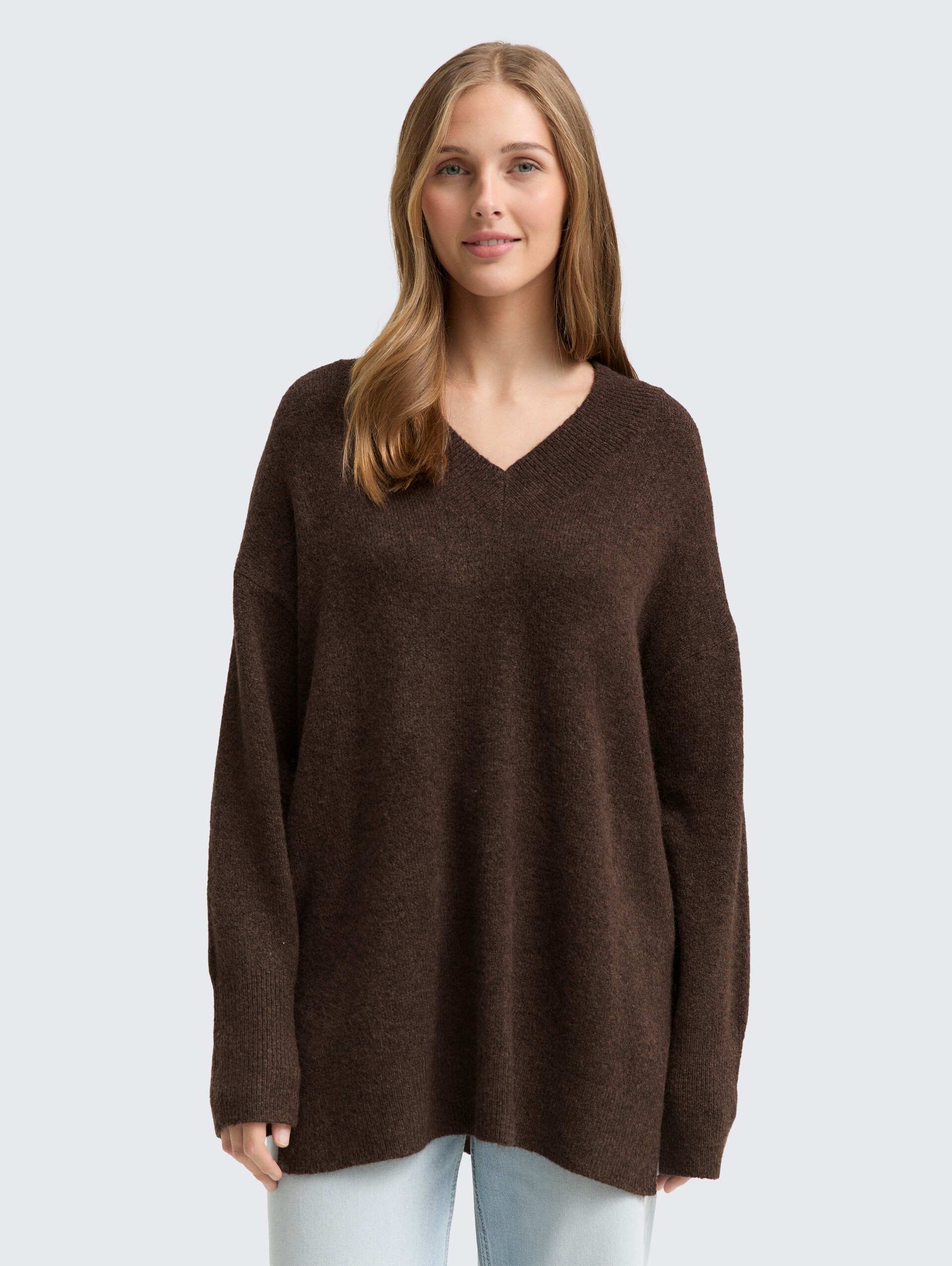 Longstyle Strickpullover mit V-Ausschnitt - soft chocolate brown melange - Ausschnitt Model-Vorderansicht
