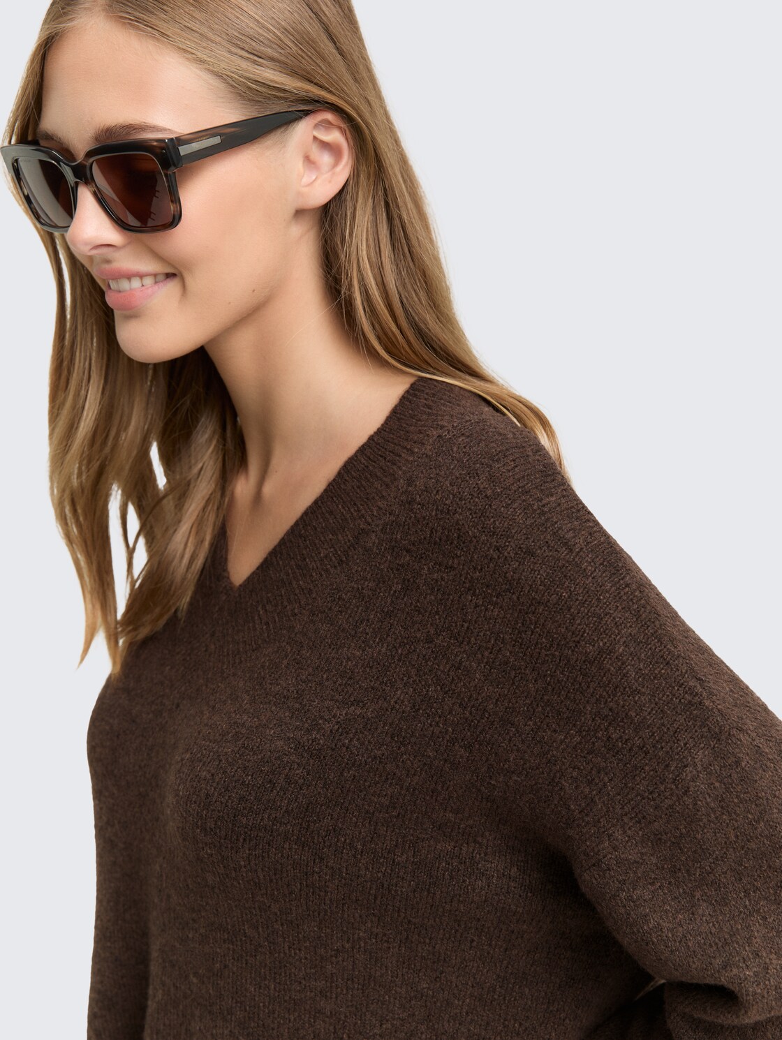 Longstyle Strickpullover mit V-Ausschnitt - soft chocolate brown melange - Detail-Model-Ansicht