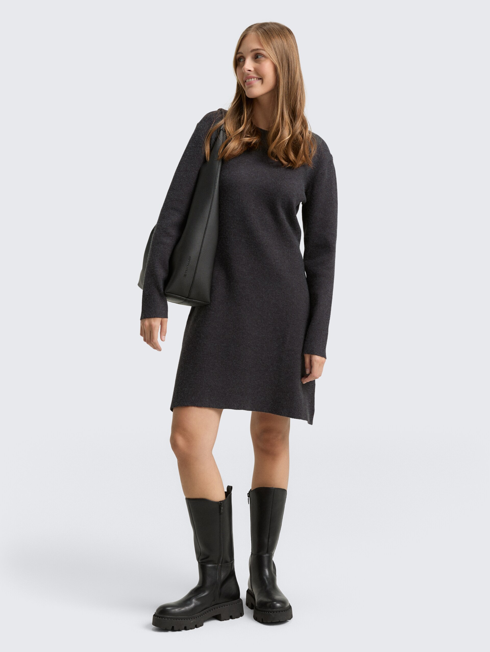 Mini Skater Strickkleid - Shale Grey Melange - seitliche Model-Ansicht