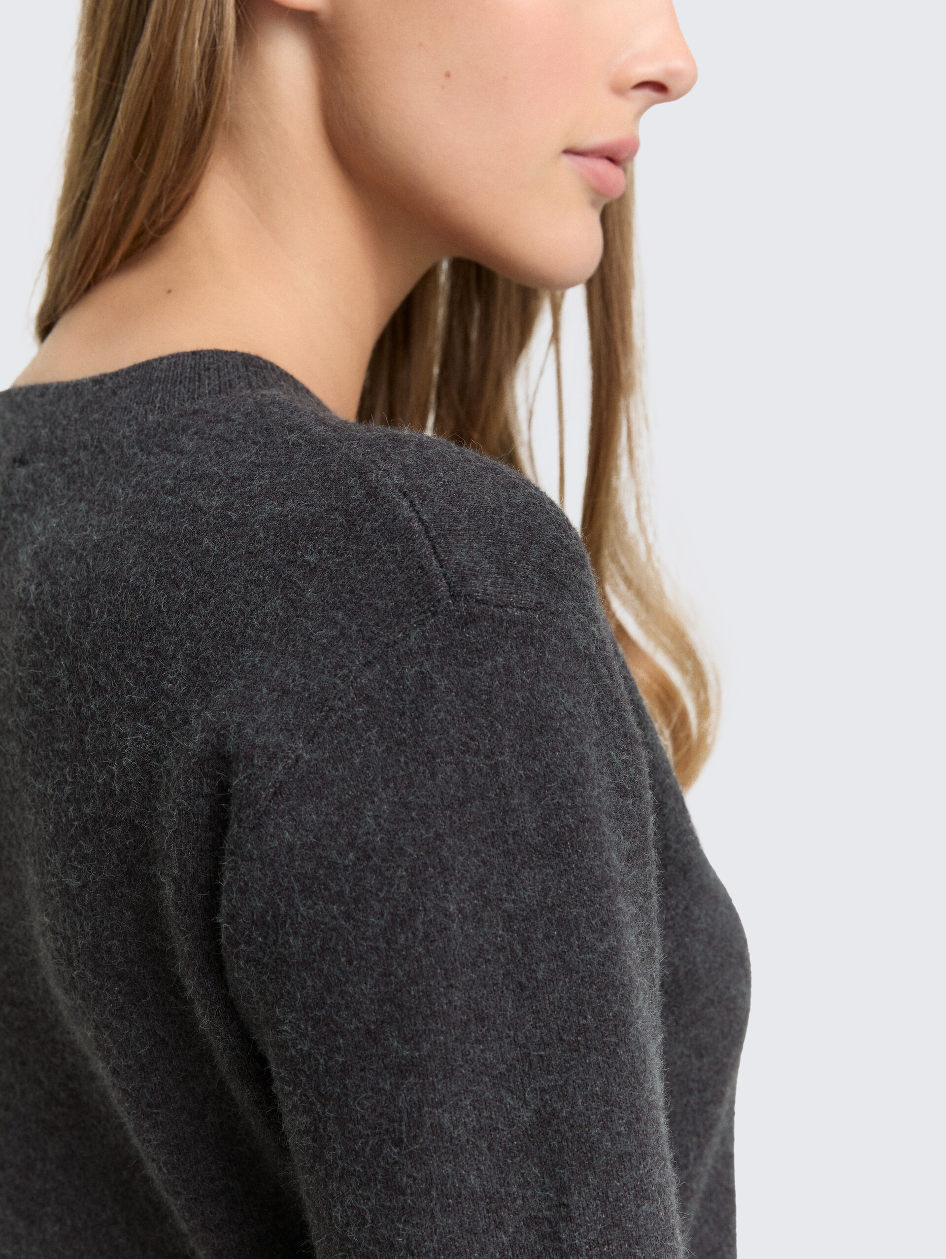 Mini Skater Strickkleid - Shale Grey Melange - Detail-Model-Ansicht