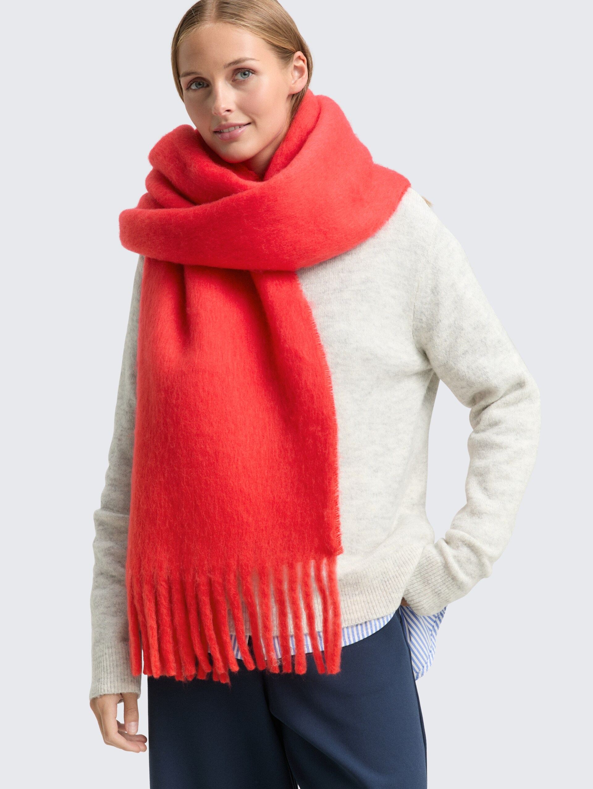Schal mit Fransen - brilliant red - Ausschnitt Model-Vorderansicht
