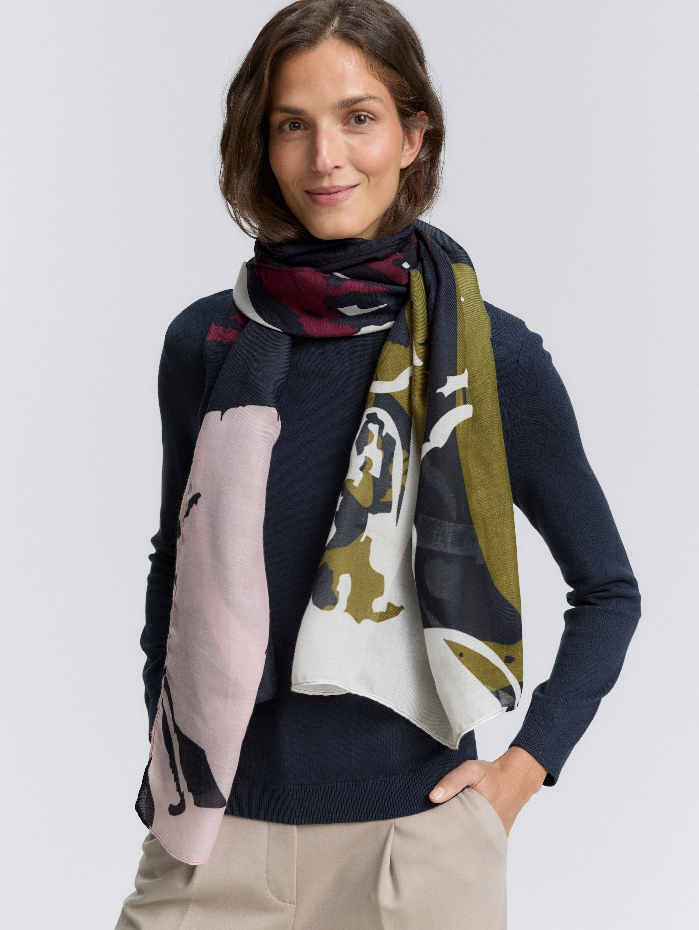 Sjaal met bloemenpatroon - multicolor flower scarf - Nek model vooraanzicht
