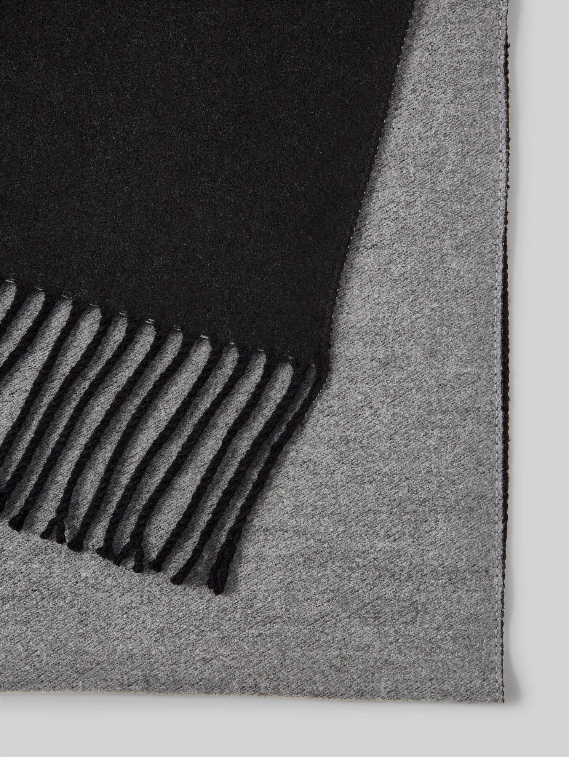 Schal mit Fransen - deep black - Material-Ansicht