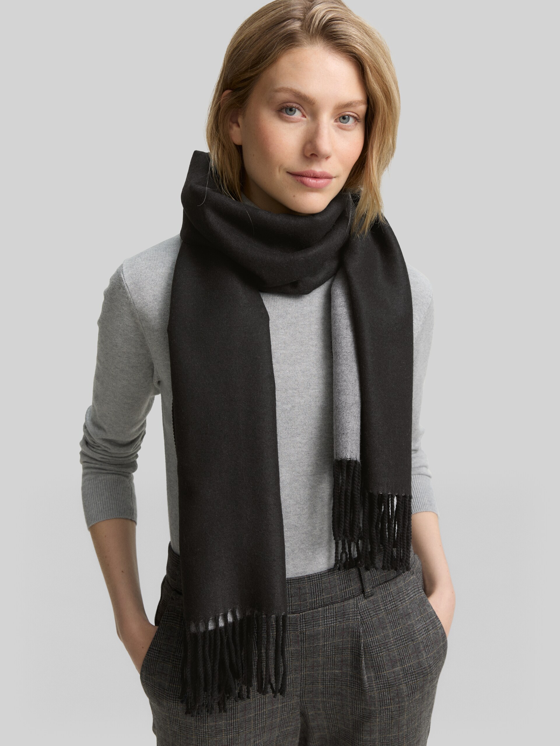 Schal mit Fransen - deep black - Ausschnitt Model-Vorderansicht