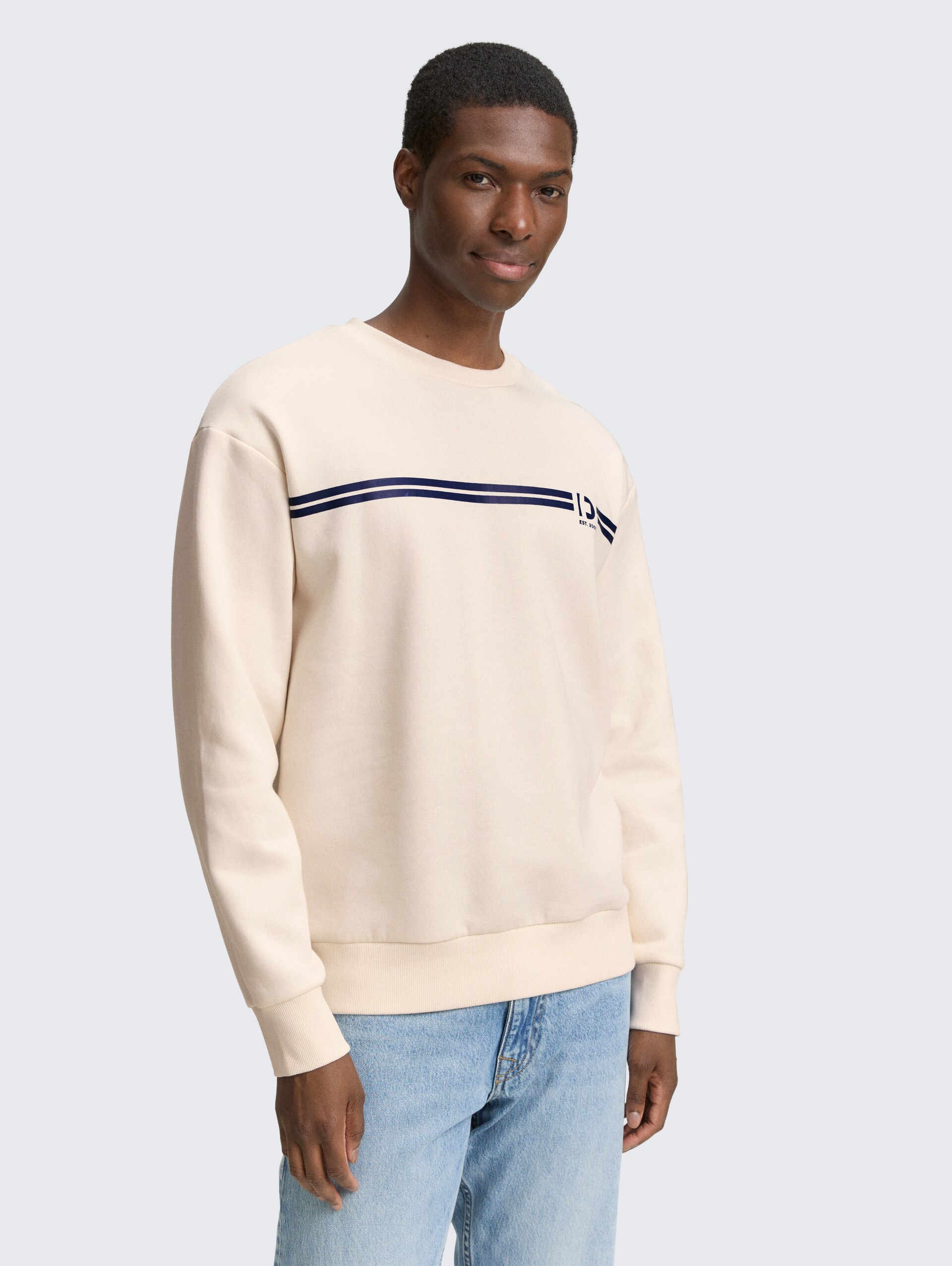 Crewneck Sweatshirt mit Print - Gardenia White - Ausschnitt Model-Vorderansicht