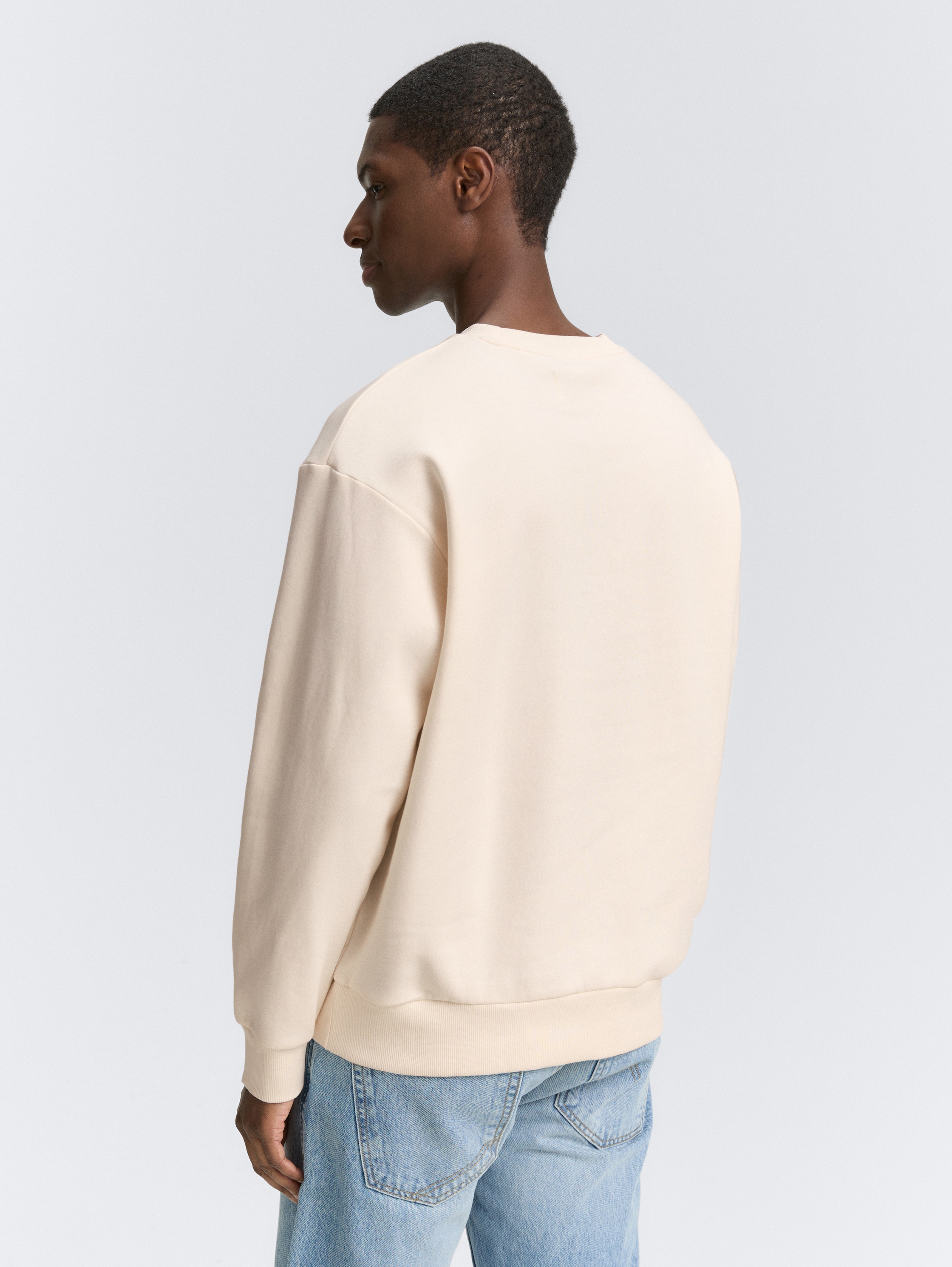 Crewneck Sweatshirt mit Print - Gardenia White - Auschnitt Model-Rückansicht