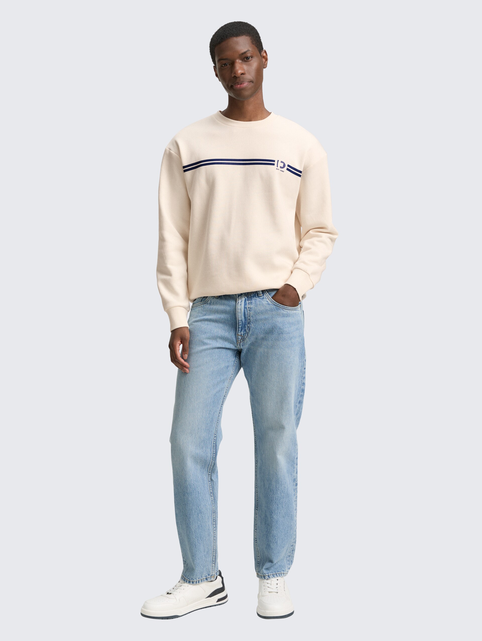 Crewneck Sweatshirt mit Print - Gardenia White - Model-Vorderansicht