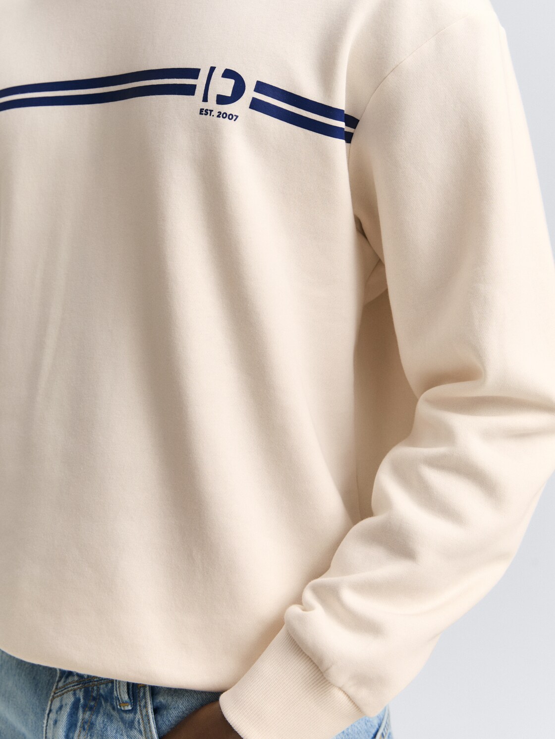 Crewneck Sweatshirt mit Print - Gardenia White - Detail-Model-Ansicht