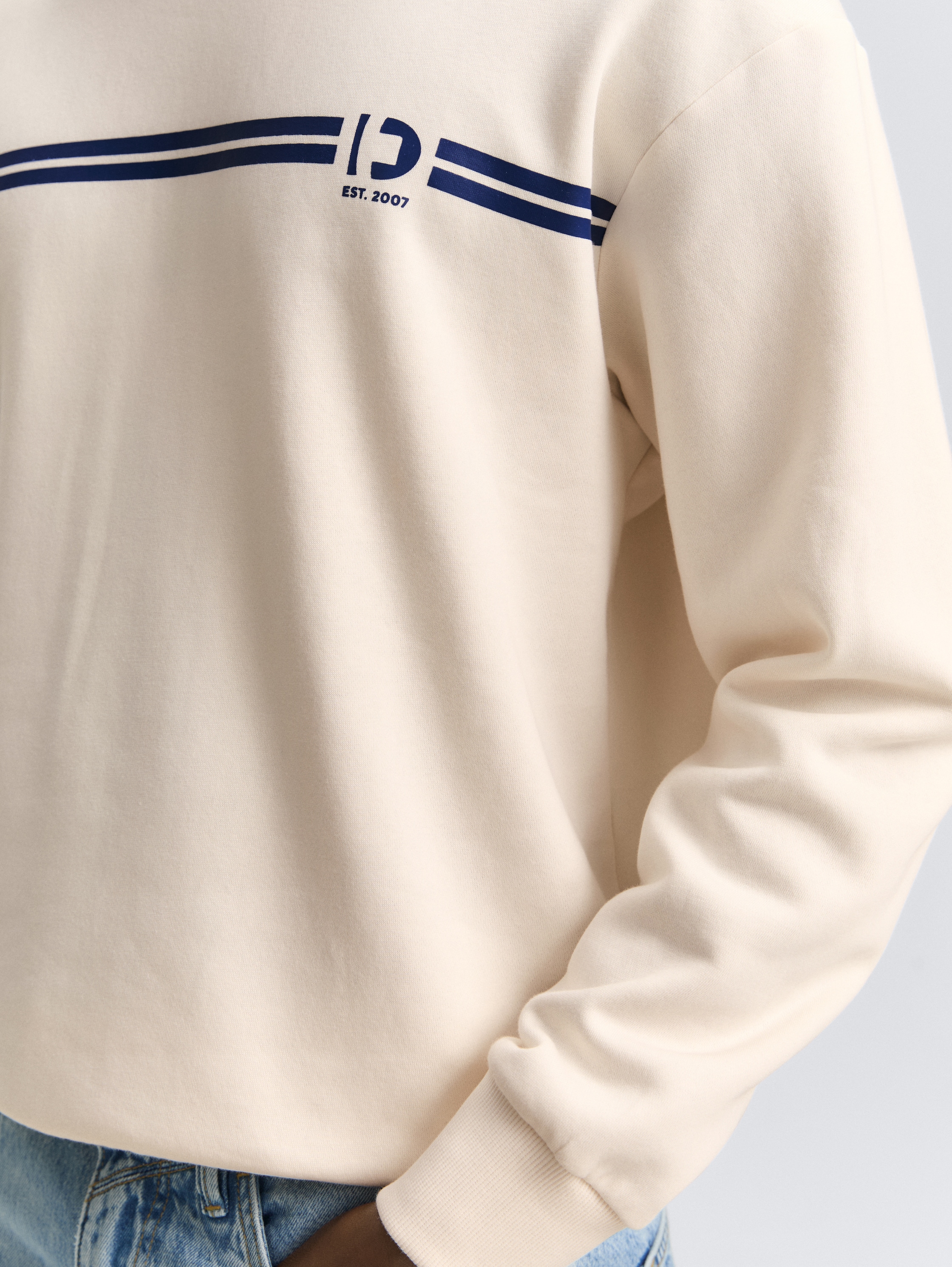 Crewneck Sweatshirt mit Print - Gardenia White - Detail-Model-Ansicht