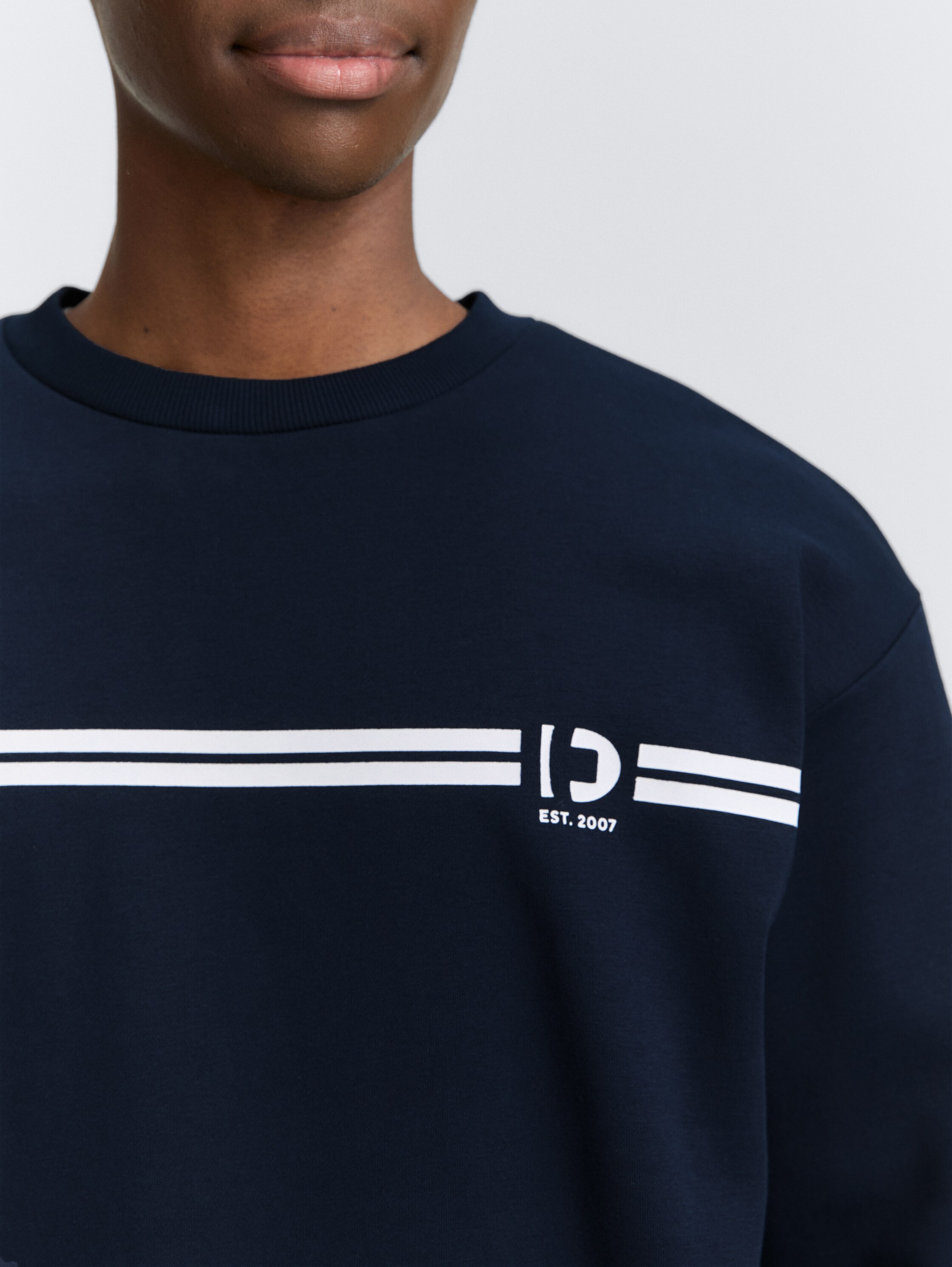 Crewneck Sweatshirt mit Print - sky captain blue - Detail-Model-Ansicht
