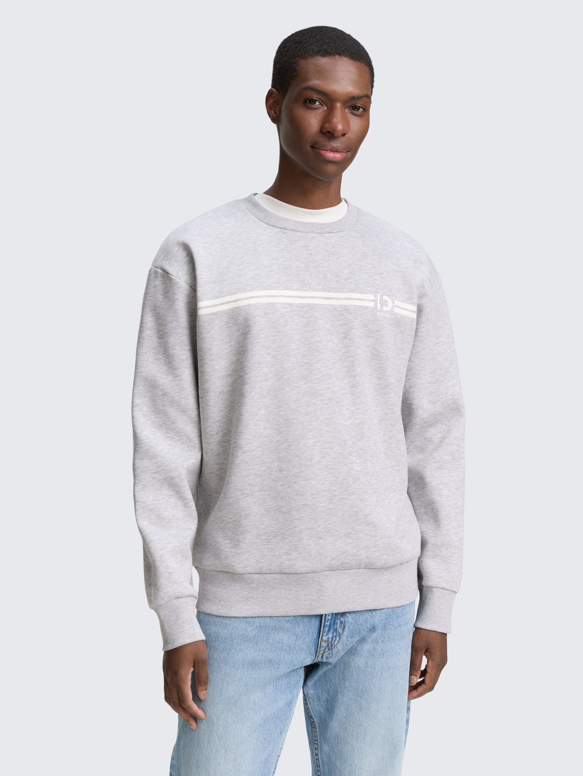 Crewneck Sweatshirt mit Print - Light Stone Grey Melange - Ausschnitt Model-Vorderansicht