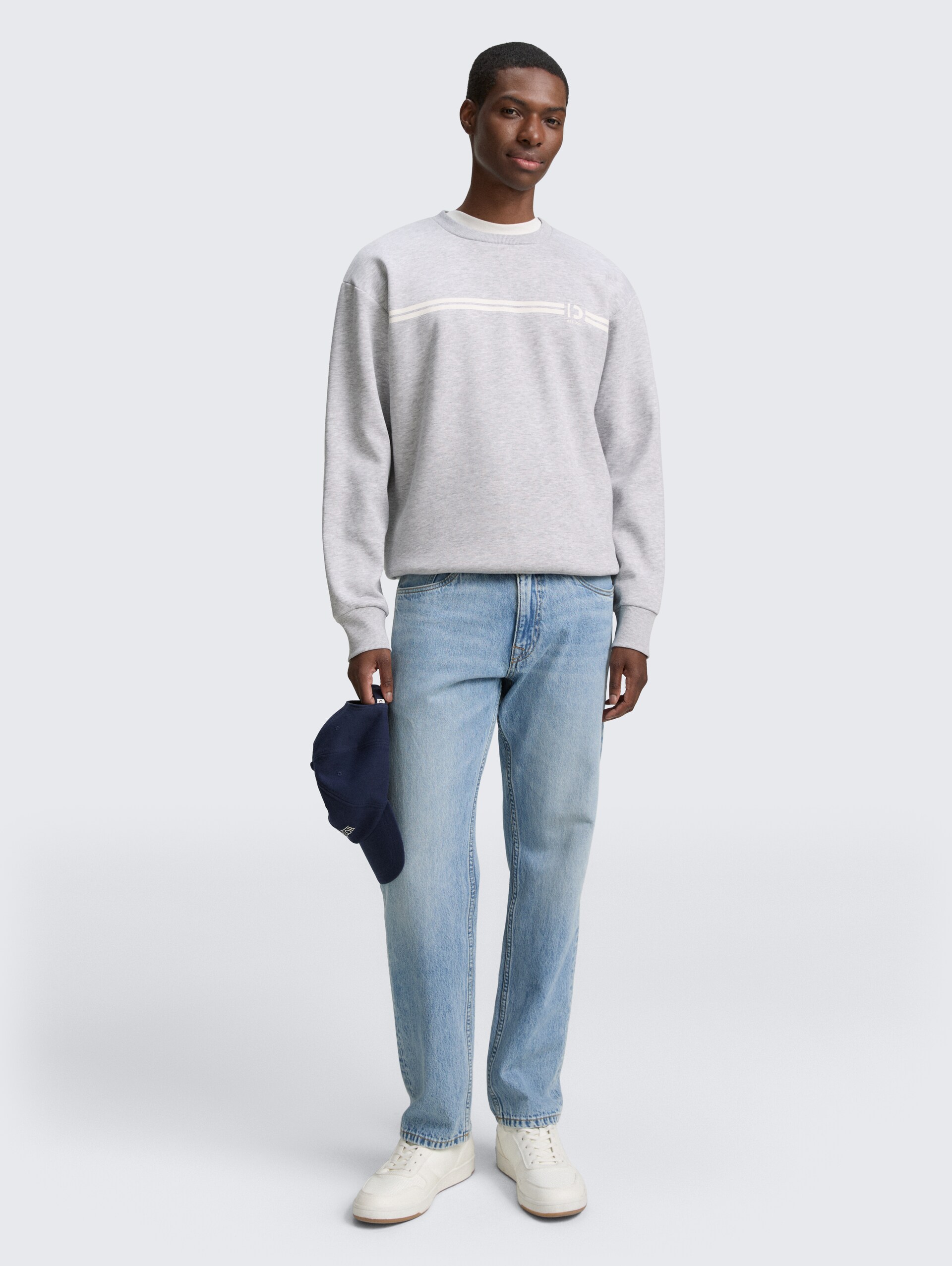 Crewneck Sweatshirt mit Print - Light Stone Grey Melange - Model-Vorderansicht