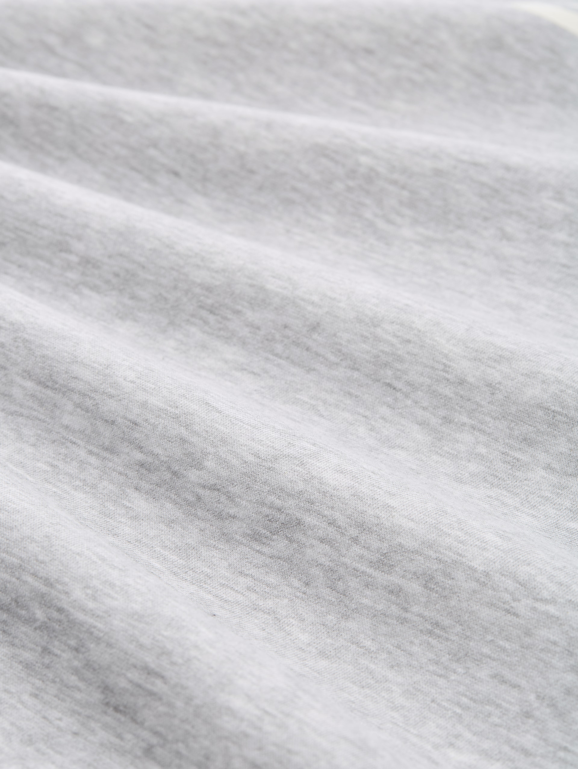 Crewneck Sweatshirt mit Print - Light Stone Grey Melange - Material-Ansicht