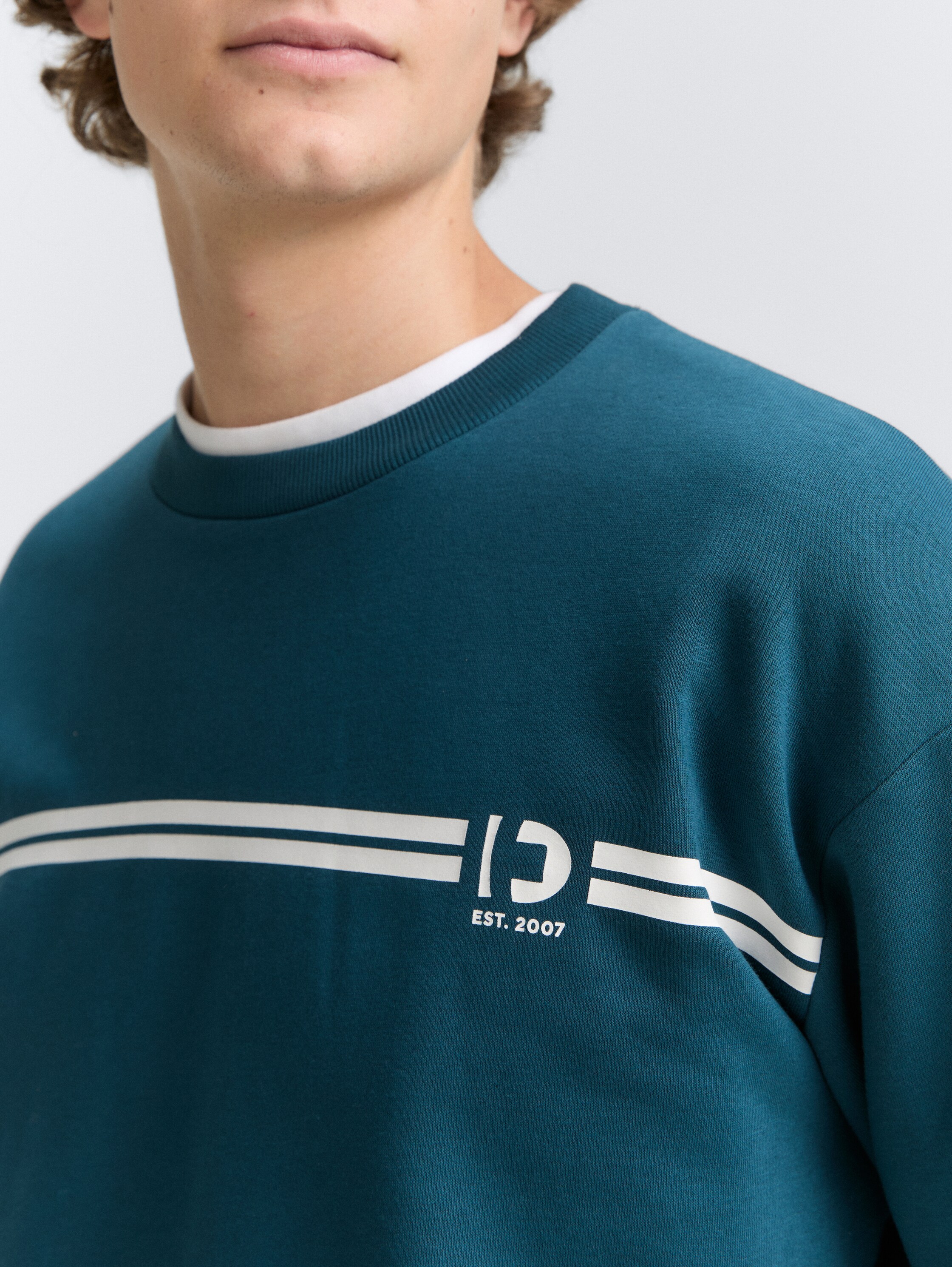 Crewneck Sweatshirt mit Print - deep pond green - Detail-Model-Ansicht