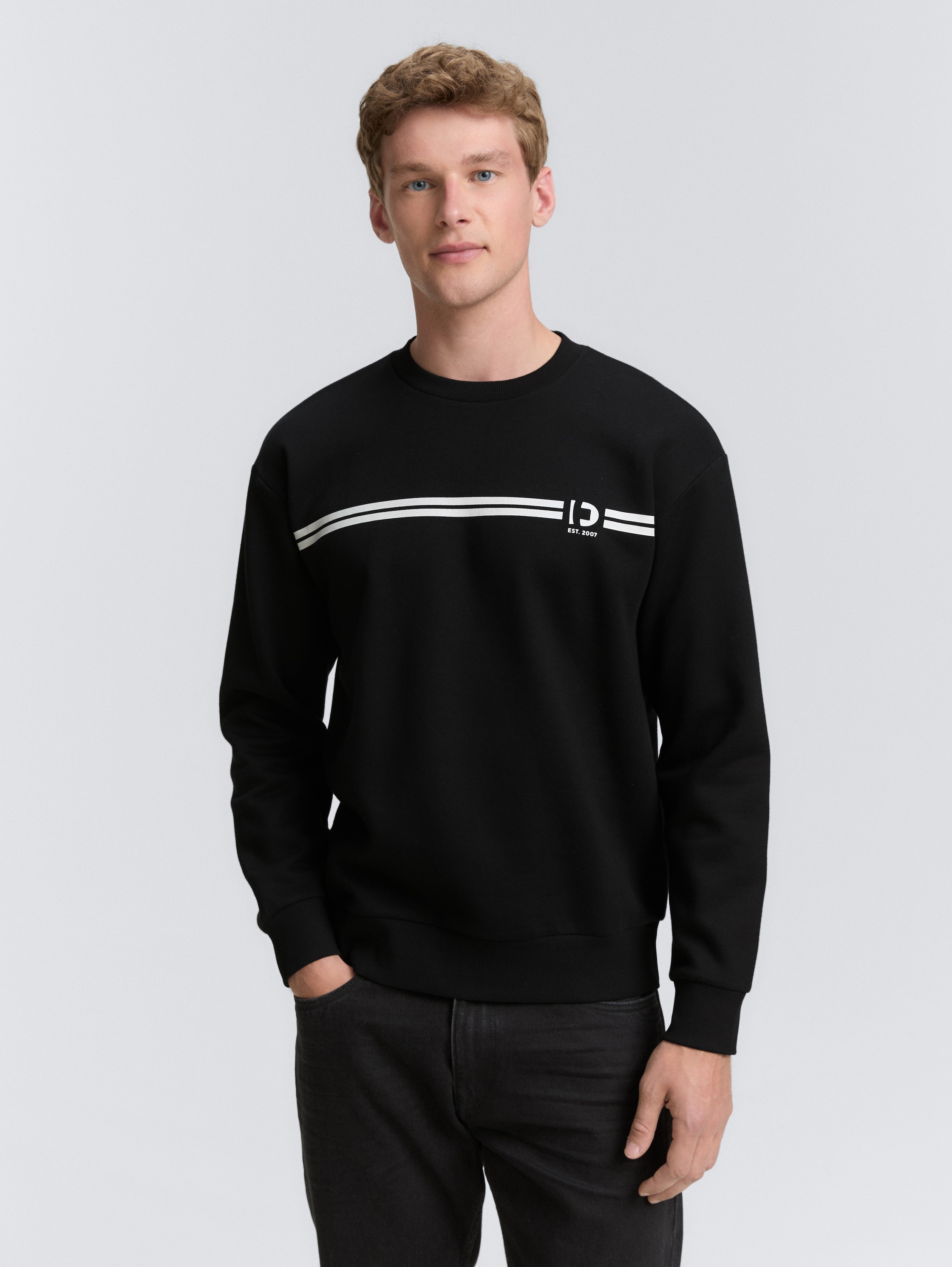 Crewneck Sweatshirt mit Print - Black - Ausschnitt Model-Vorderansicht