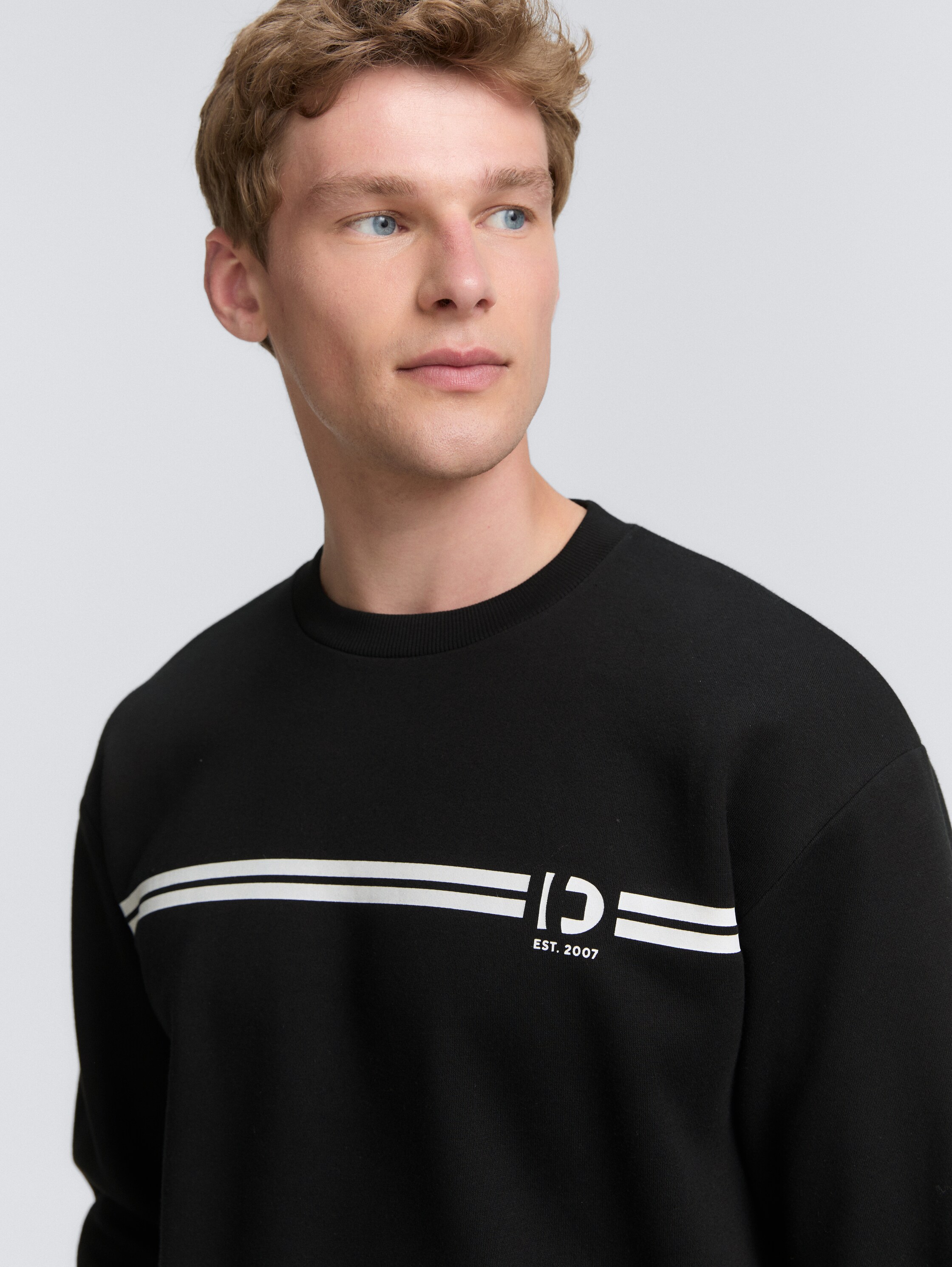 Crewneck Sweatshirt mit Print - Black - Detail-Model-Ansicht