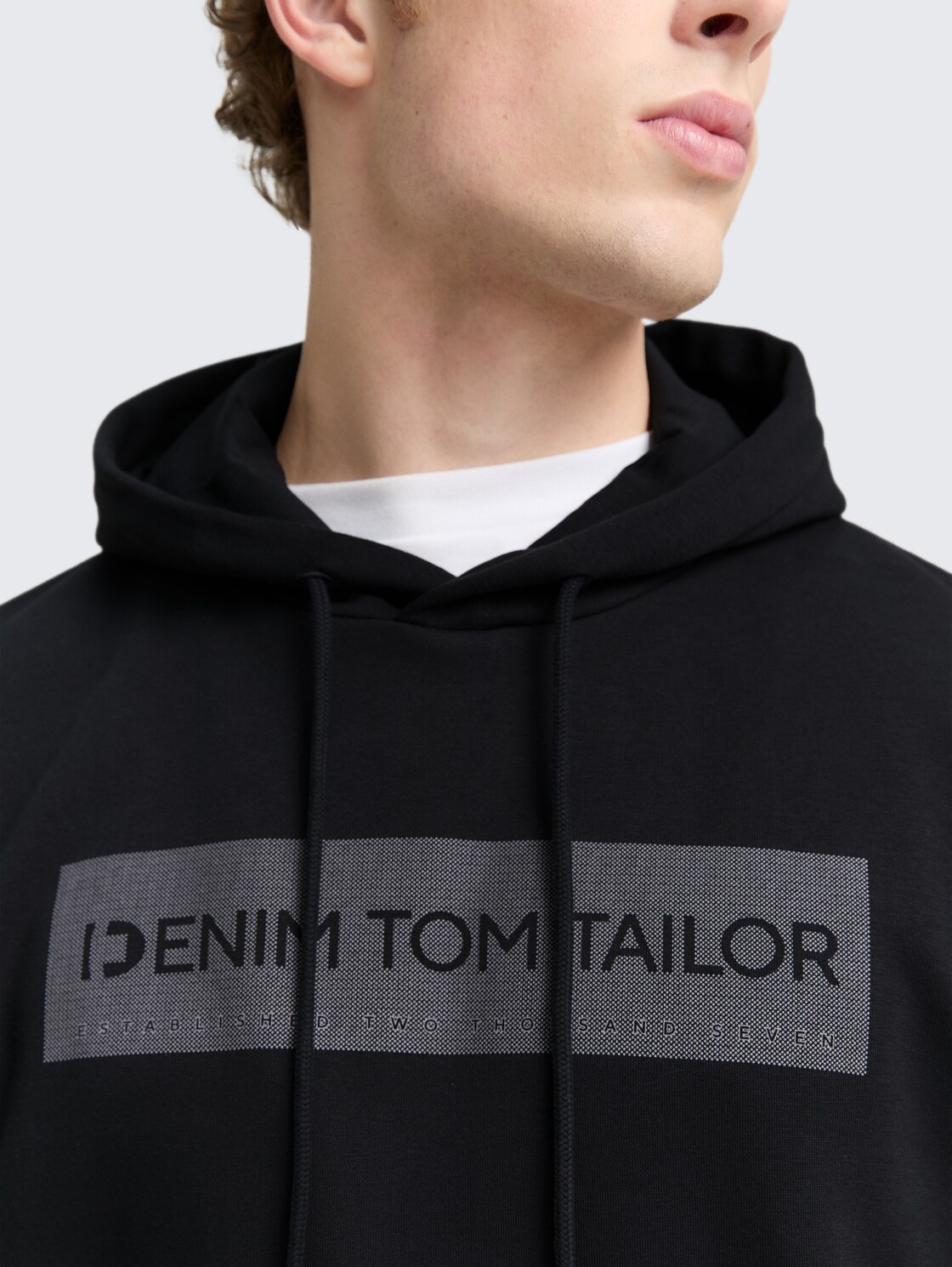 Hoodie Sweatshirt mit Print - Night Watch Black - Detail-Model-Ansicht