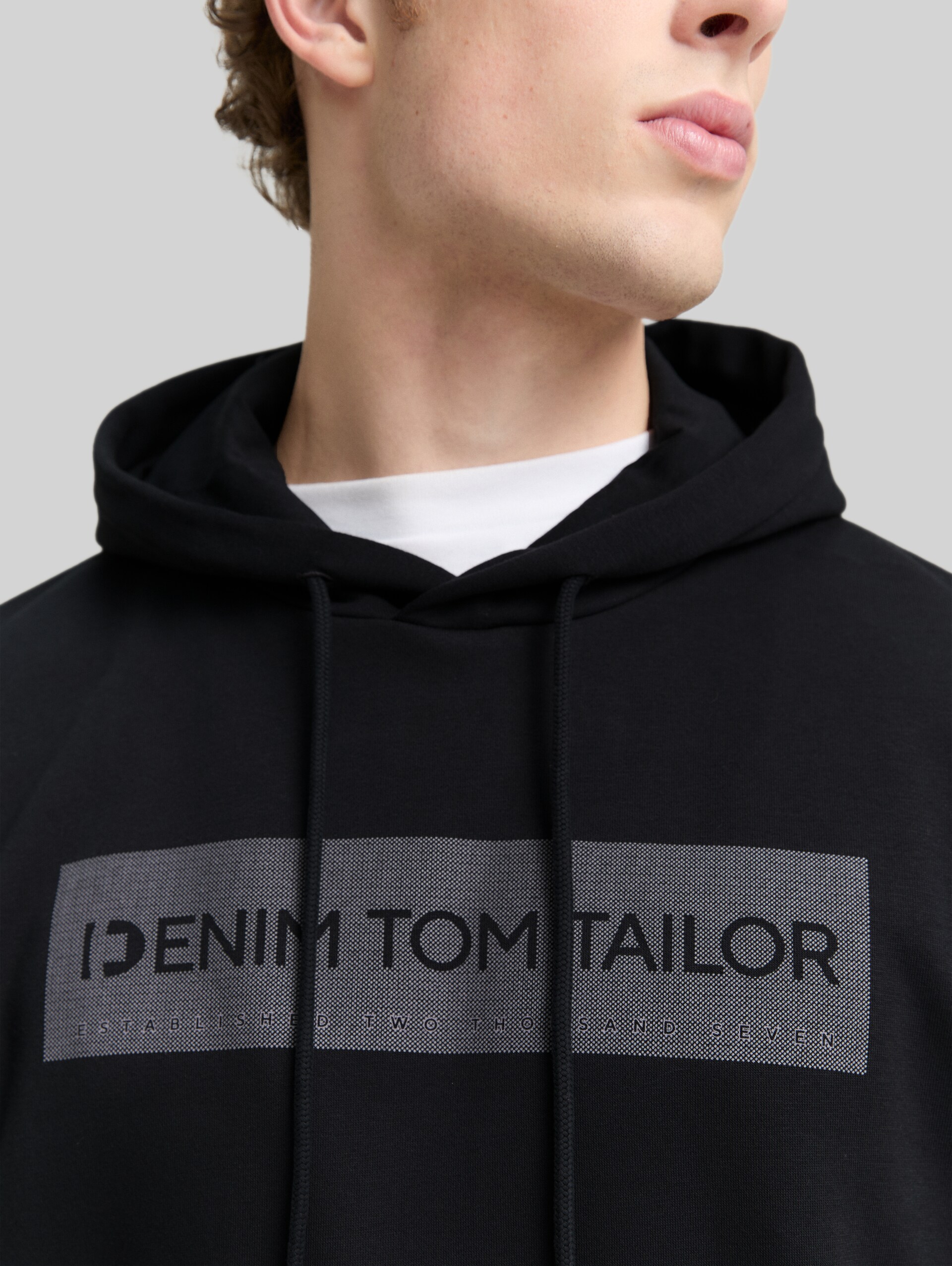 Hoodie with a print - Night Watch Black - Detail model view