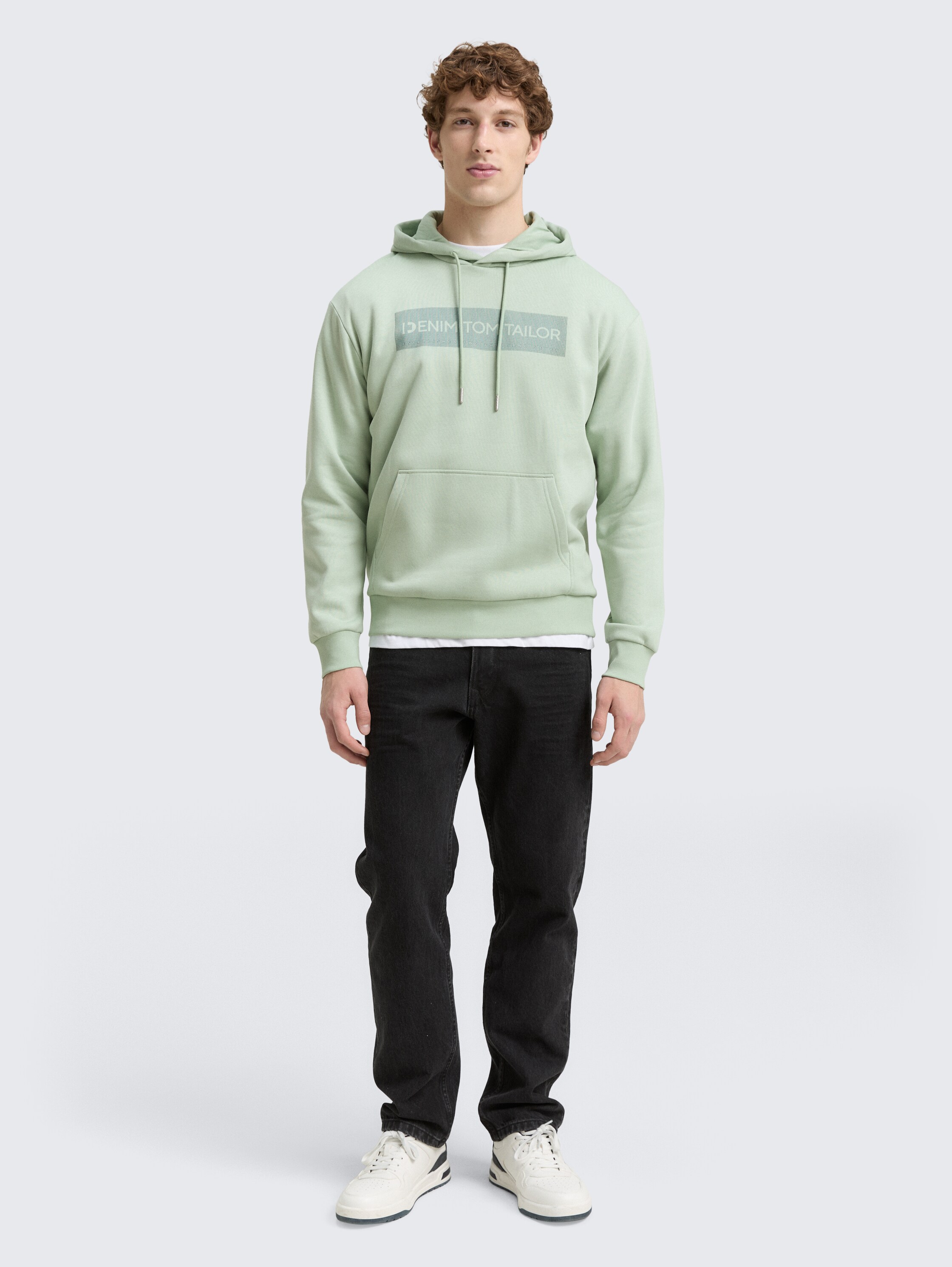 Hoodie Sweatshirt mit Print - Fresh Mint Green - Model-Vorderansicht