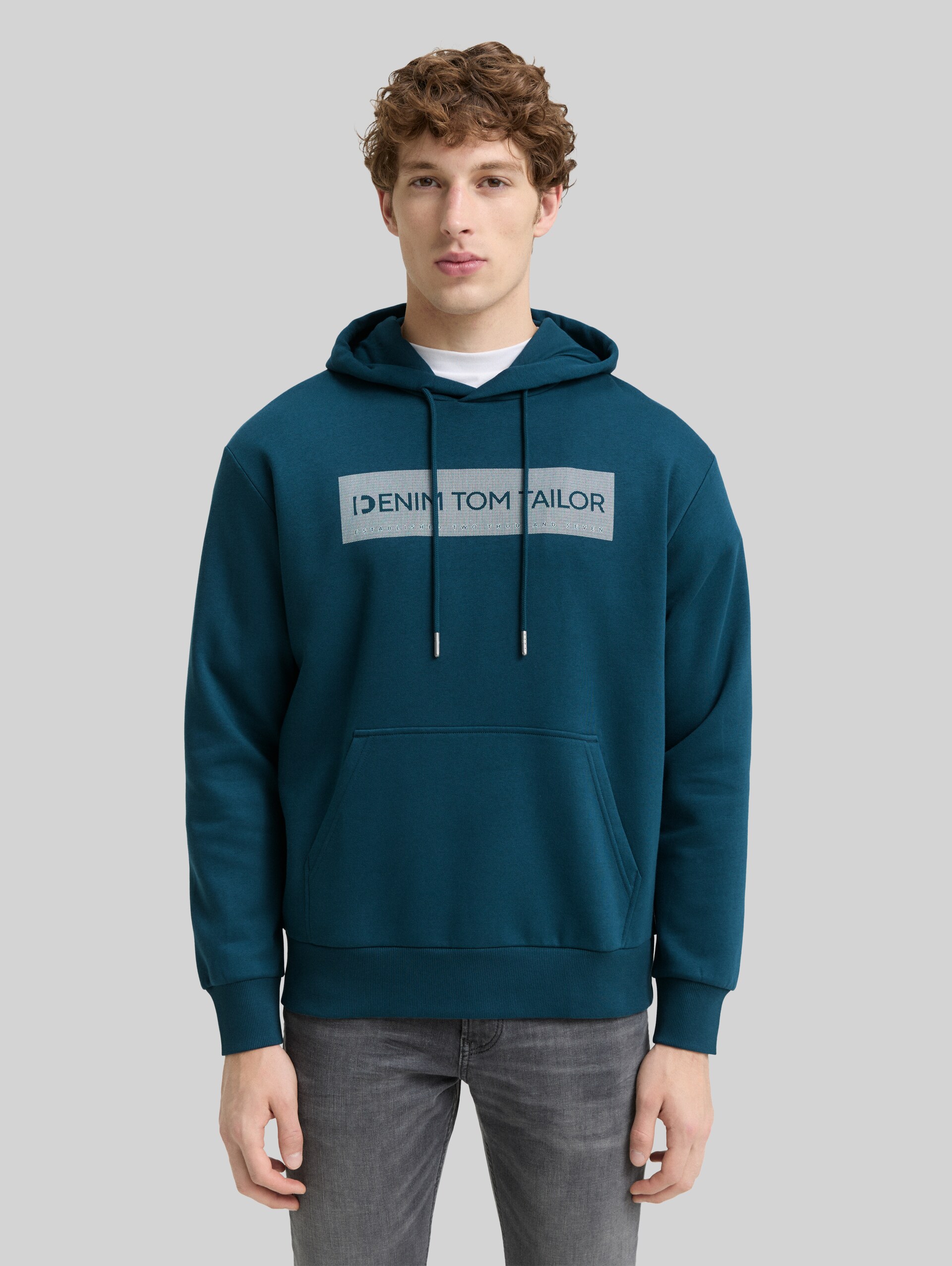 Hoodie with a print - deep pond green - Neckline model front view