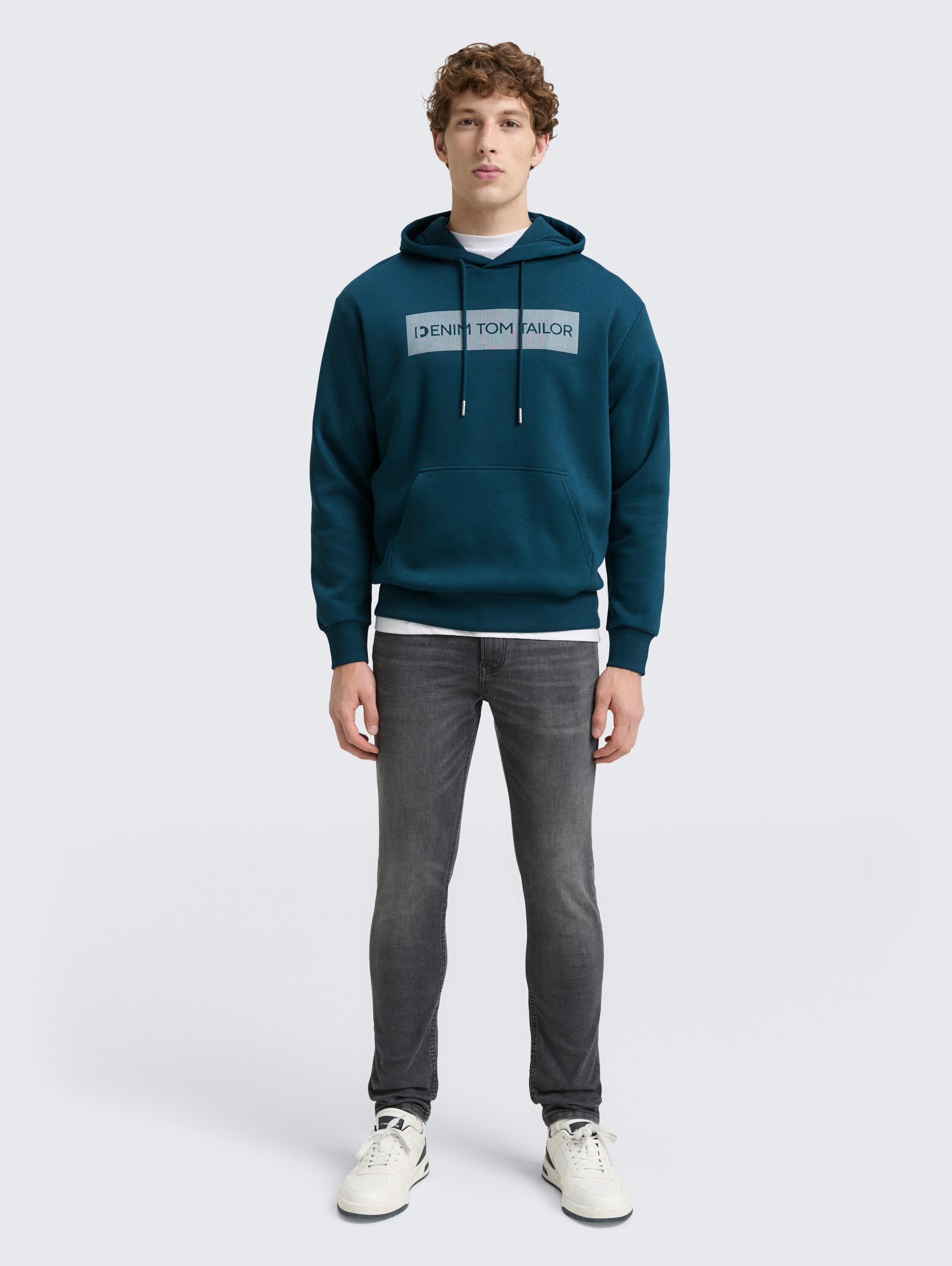 Hoodie Sweatshirt mit Print - deep pond green - Model-Vorderansicht