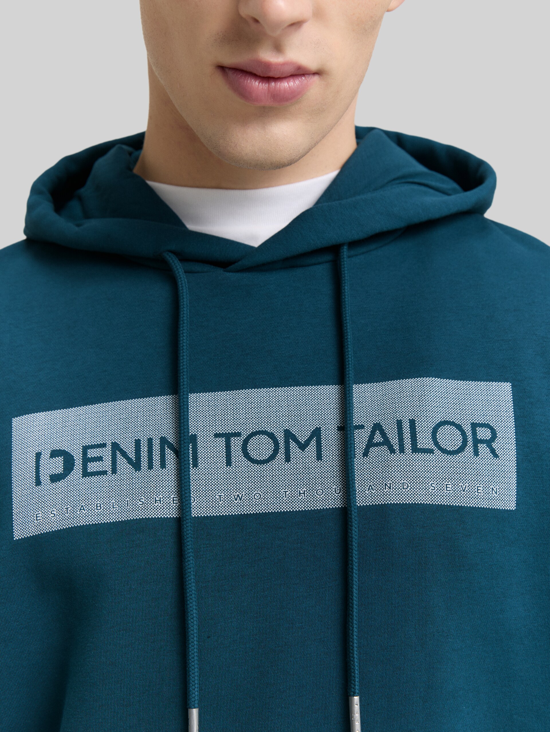 Hoodie with a print - deep pond green - Detail model view