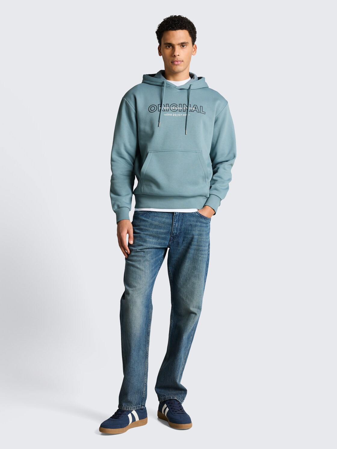 Hoodie Sweatshirt mit Print - citadel blue - Model-Vorderansicht