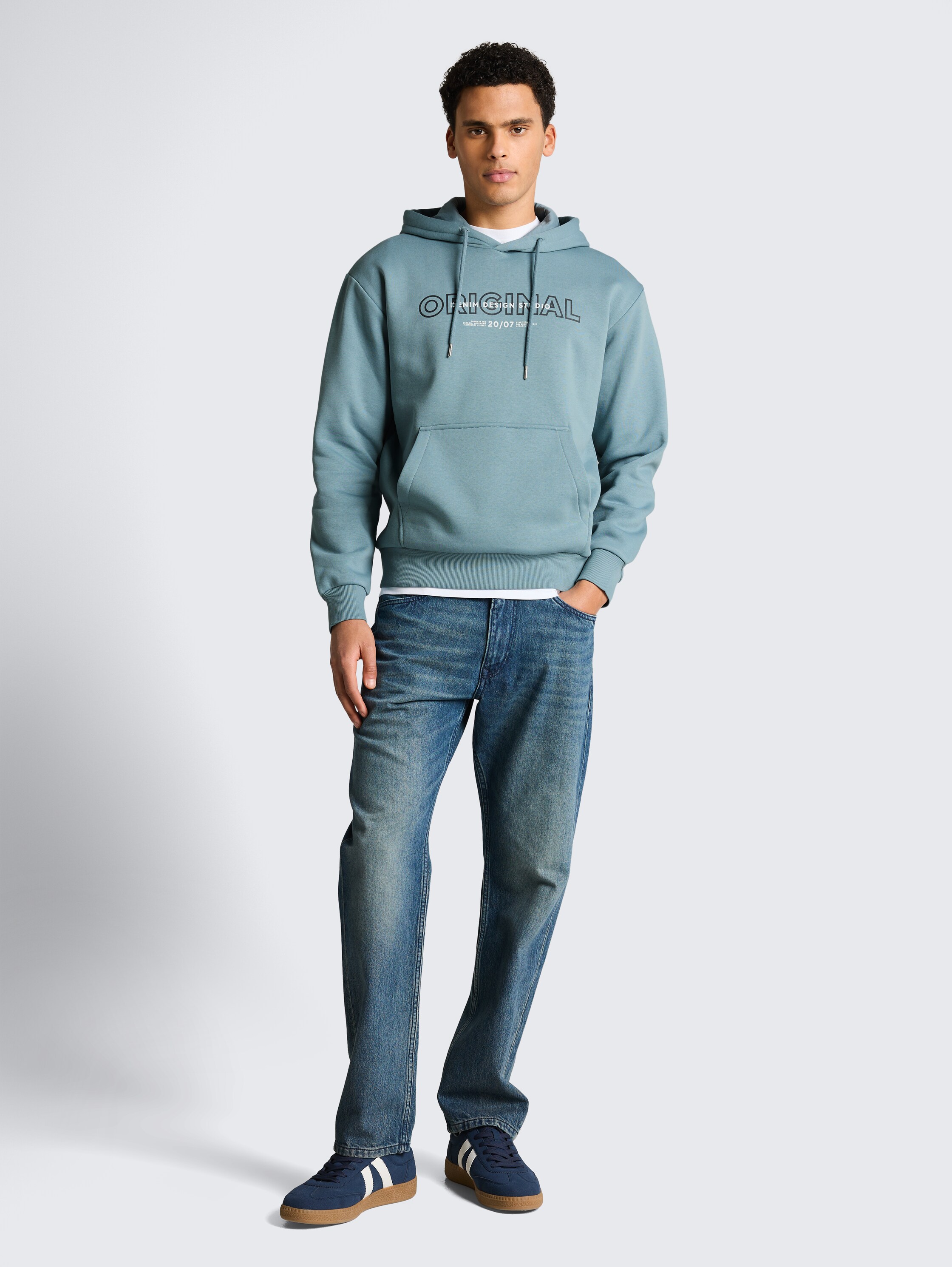 Hoodie Sweatshirt mit Print - citadel blue - Model-Vorderansicht