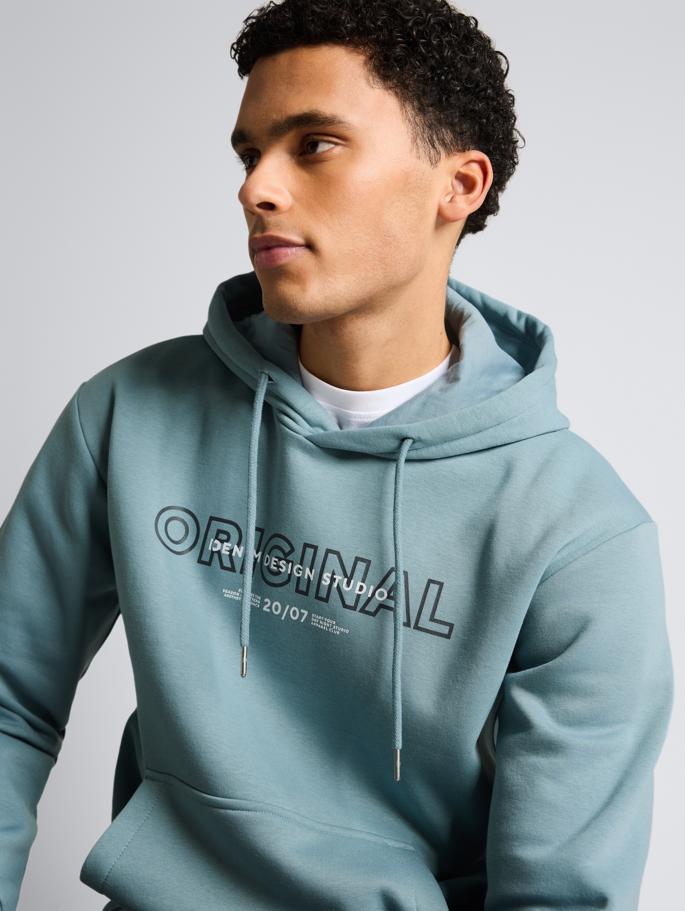 Hoodie Sweatshirt mit Print - citadel blue - Detail-Model-Ansicht