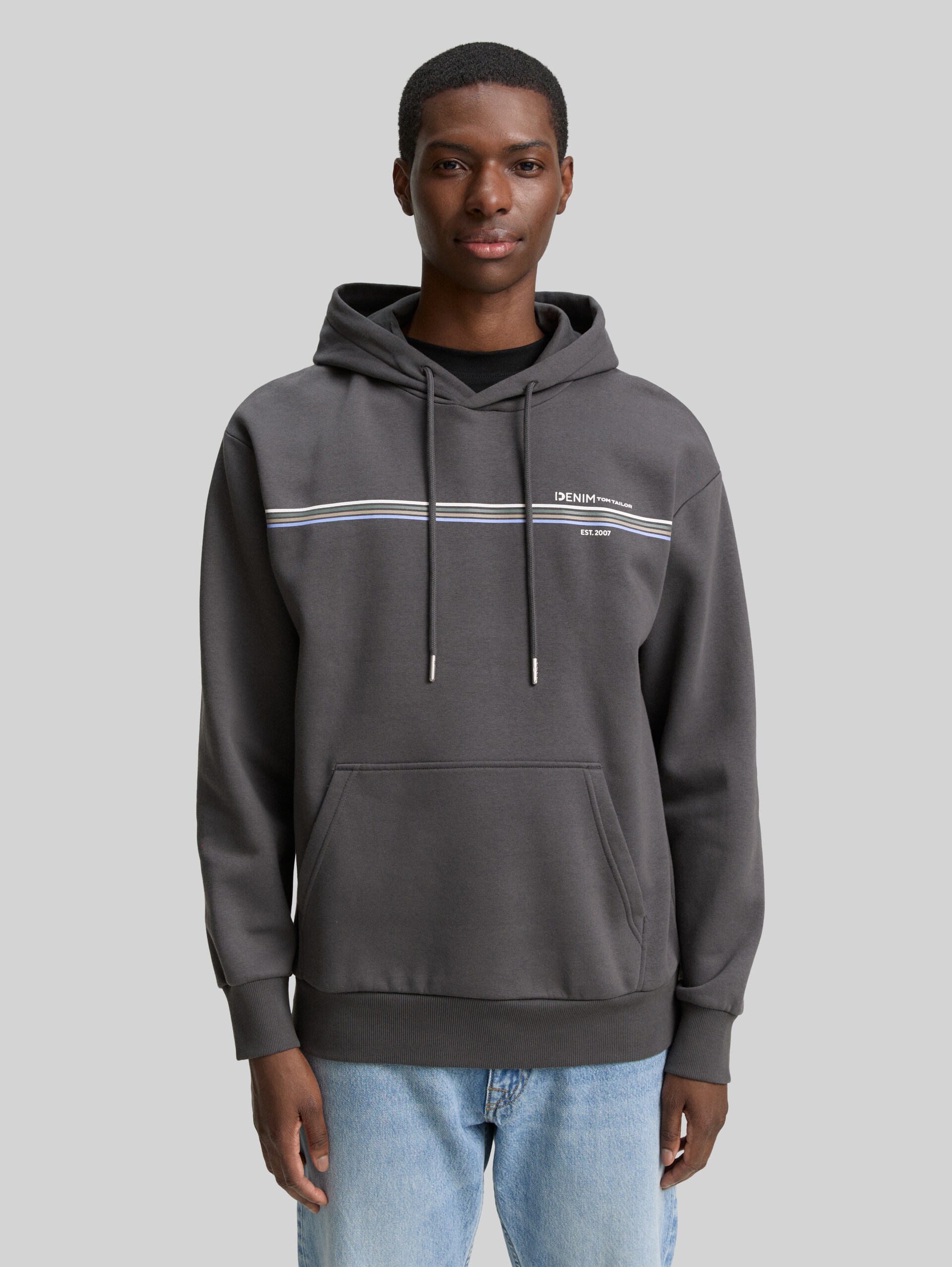 Hoodie with a print - ash grey - Neckline model front view