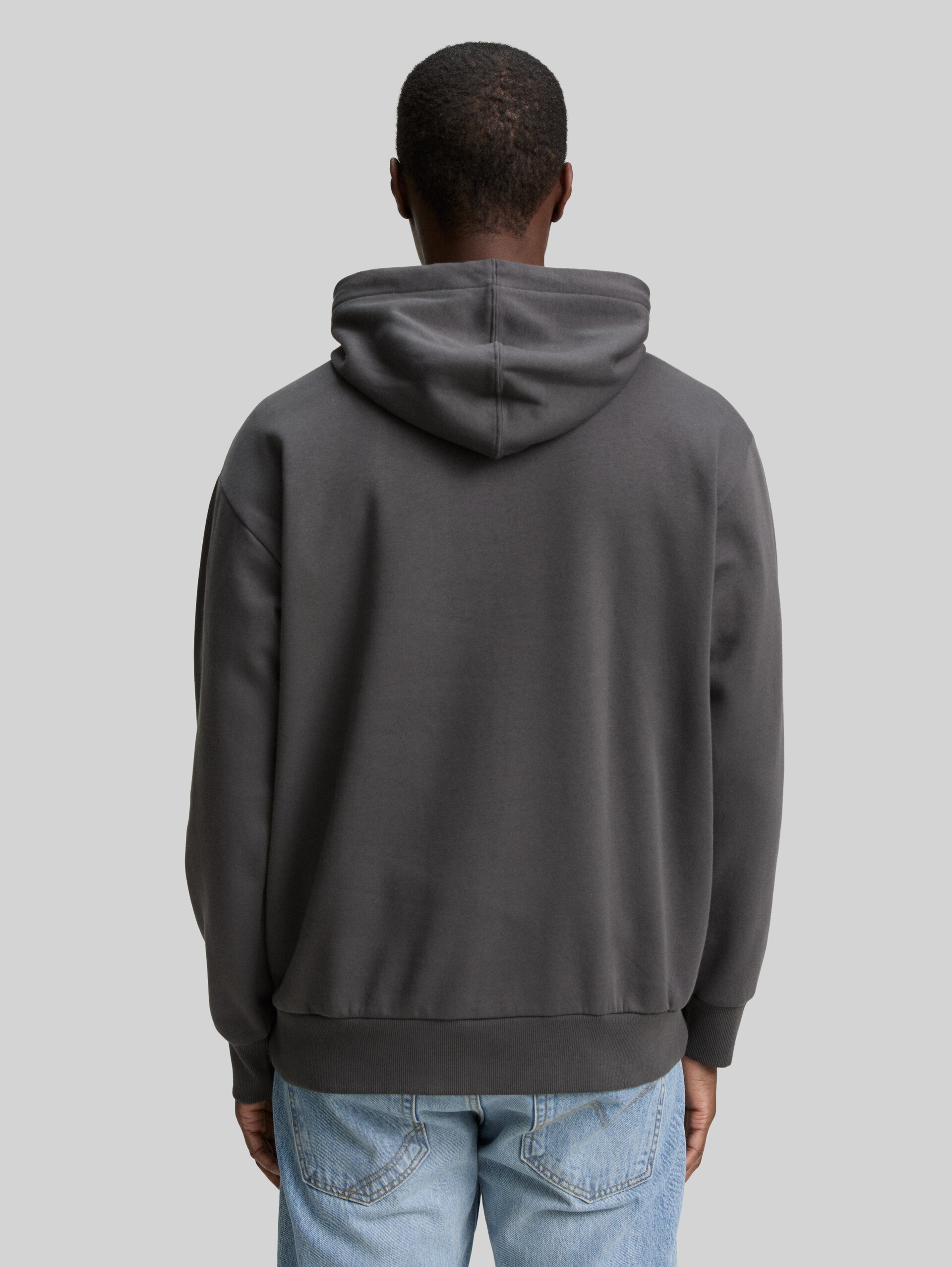 Hoodie with a print - ash grey - Neckline model-back view