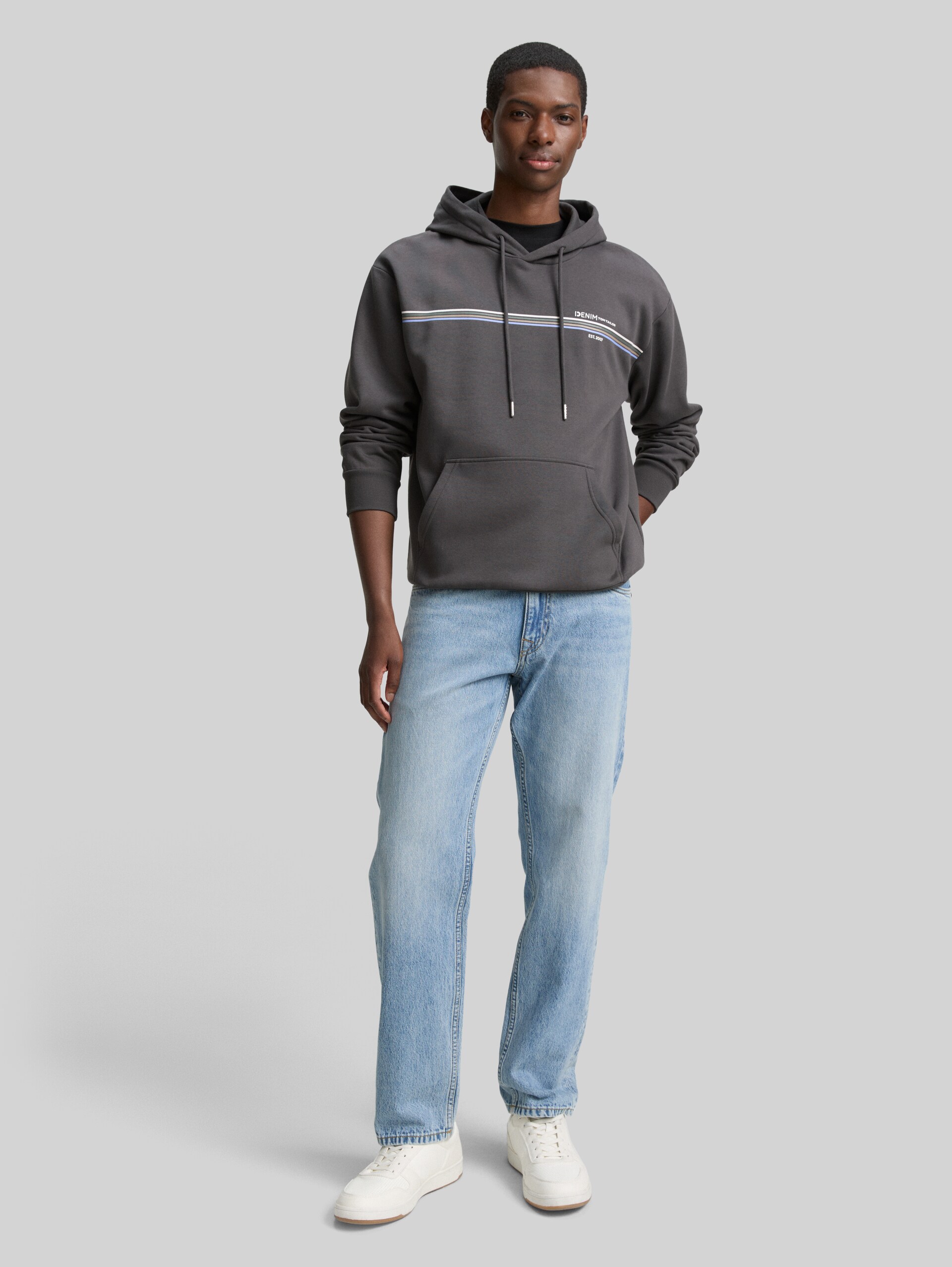 Hoodie with a print - ash grey - Model front view