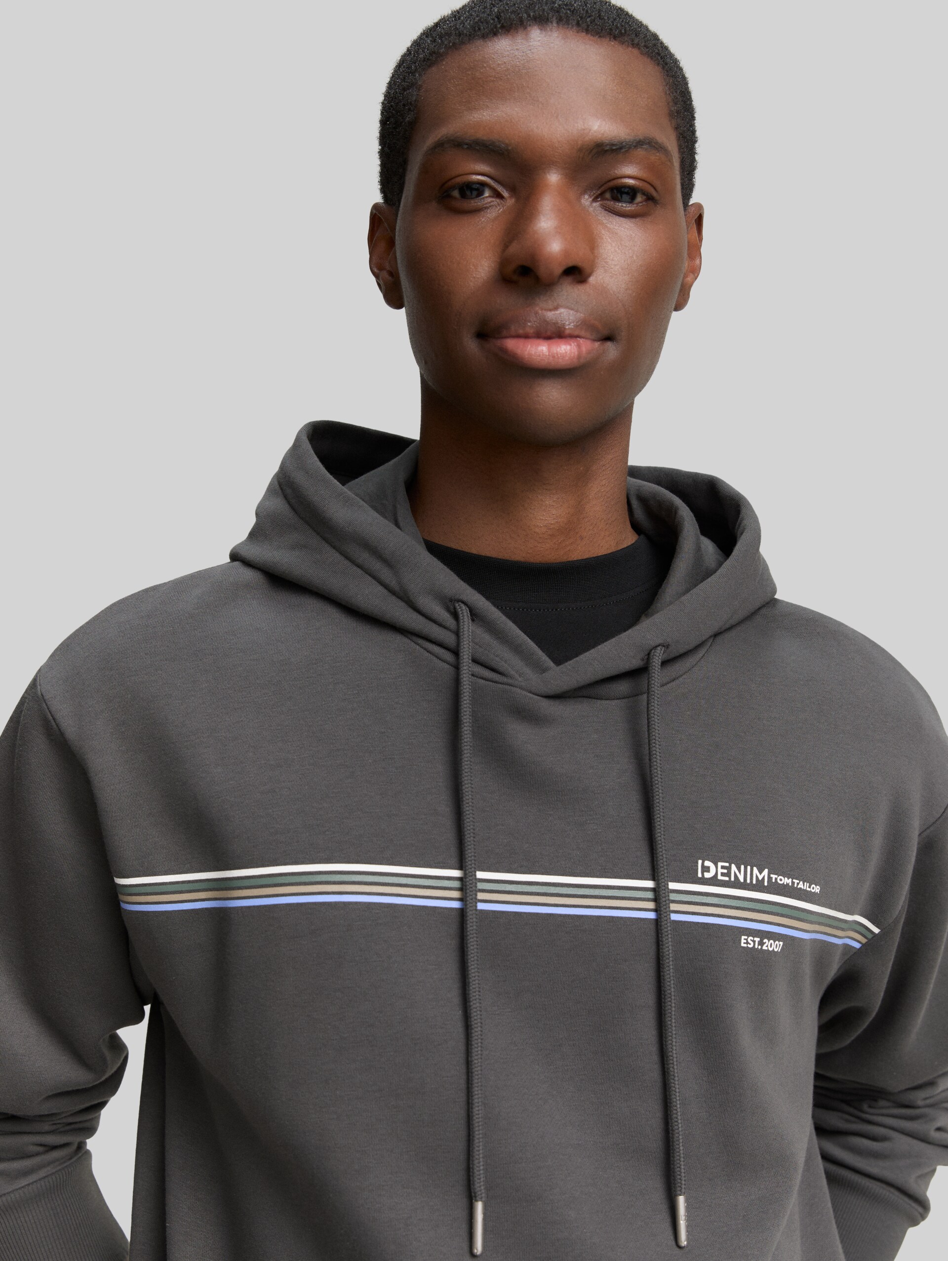 Hoodie with a print - ash grey - Detail model view