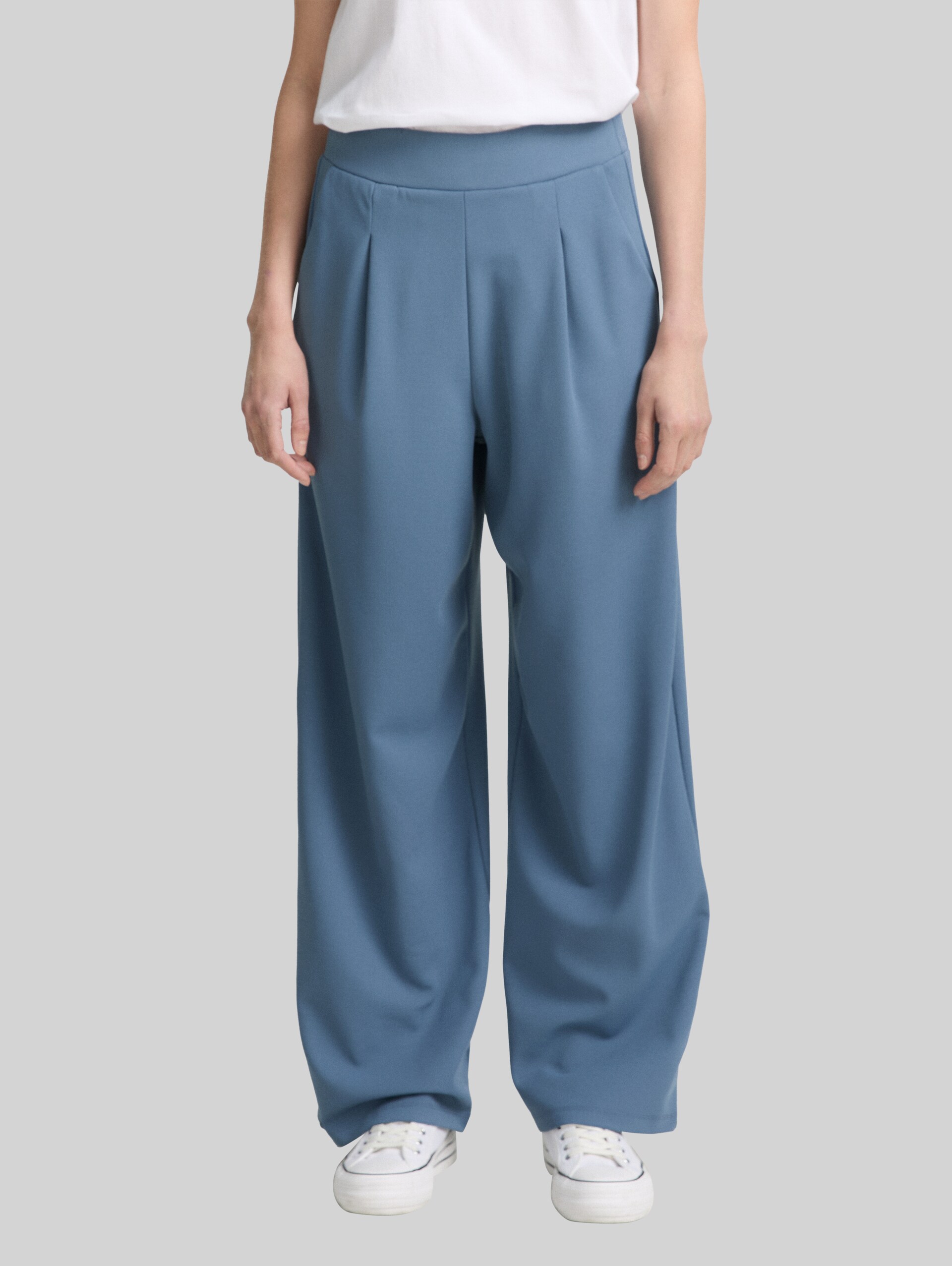 Wide leg trousers - dusty denim blue - Neckline model front view