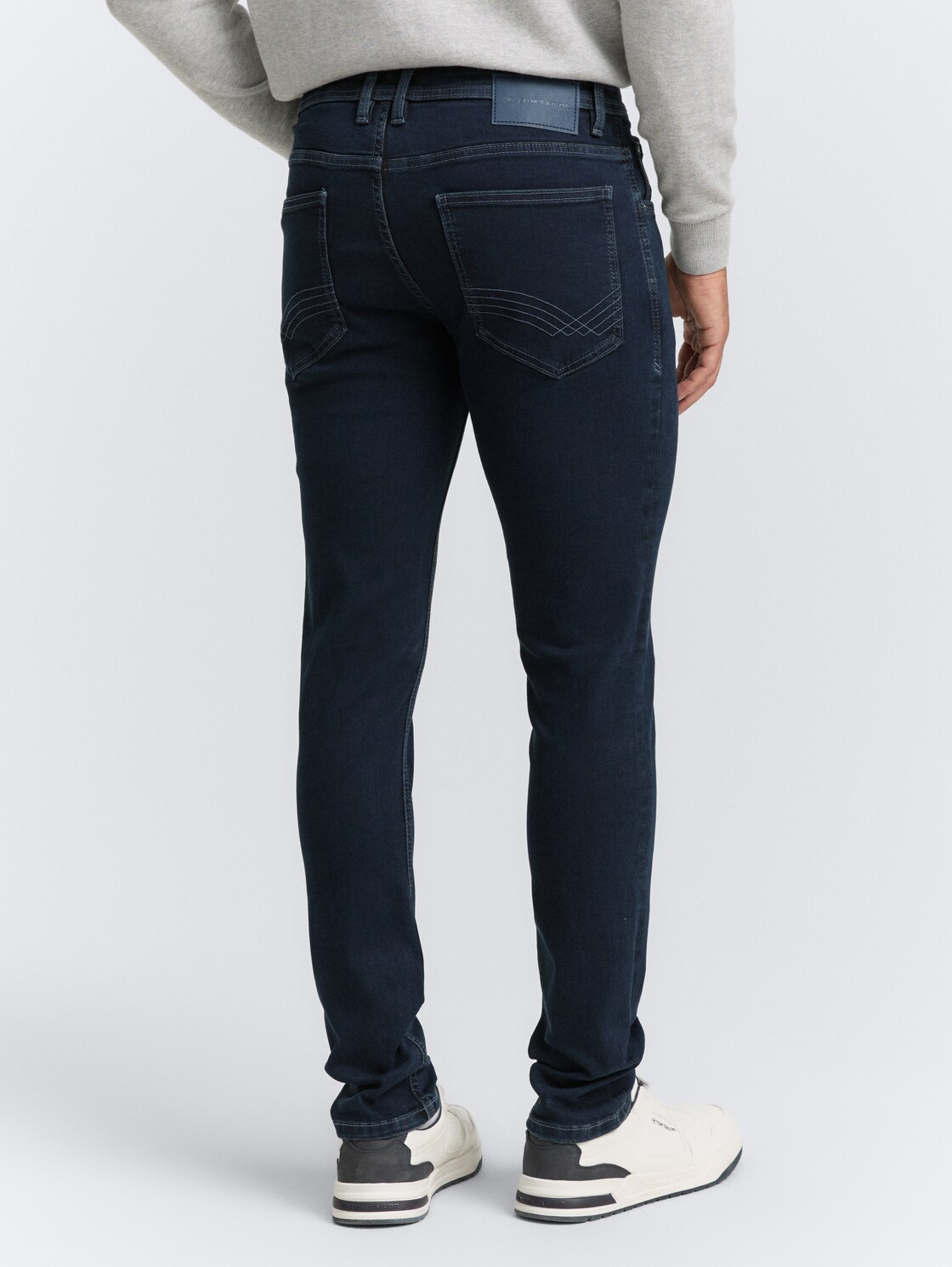 TTTROY SLIM Jeans mit Stretch - blue black denim - Auschnitt Model-Rückansicht