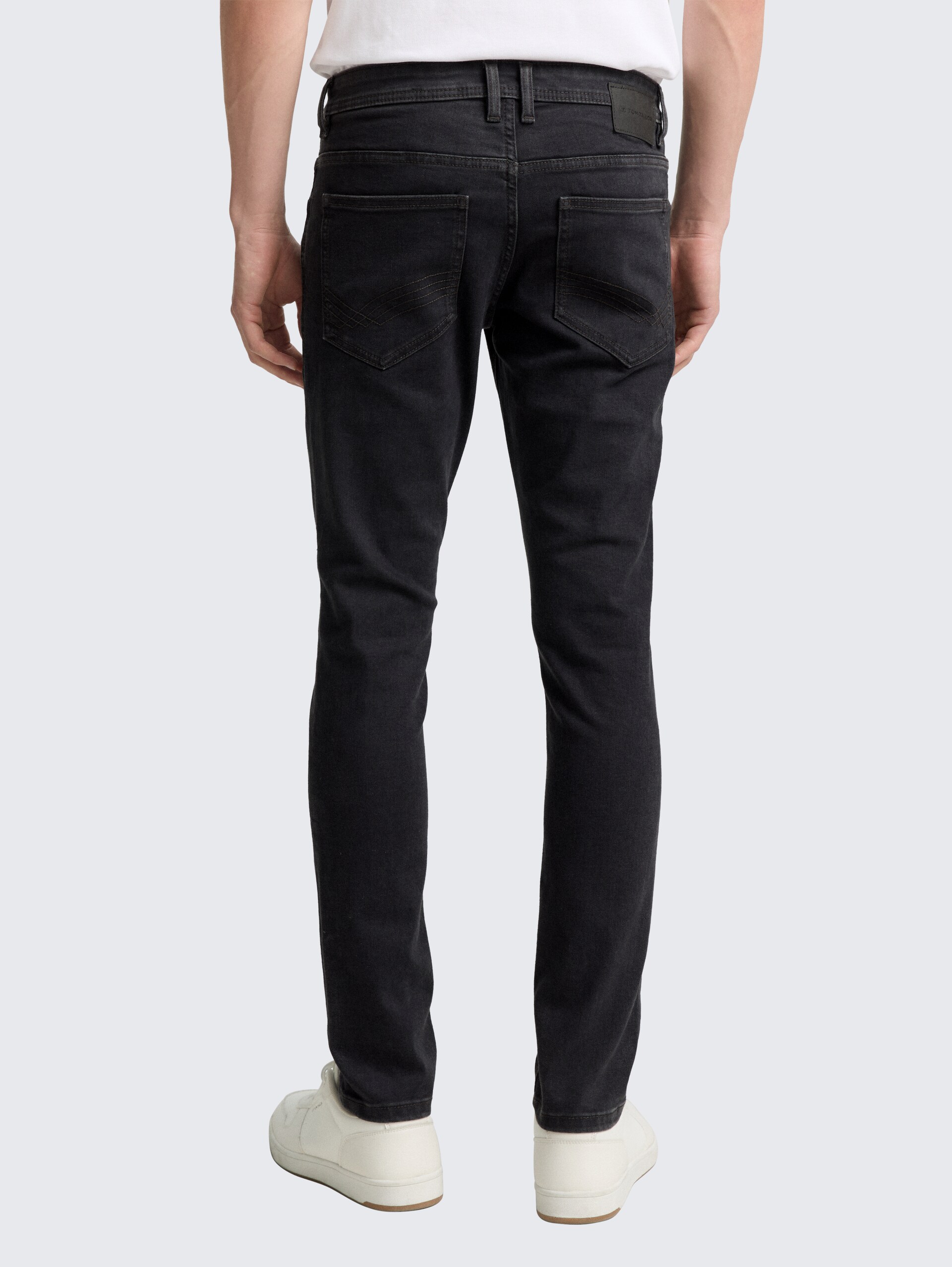 TTTROY SLIM Jeans mit Stretch - clean rinsed black denim - Auschnitt Model-Rückansicht
