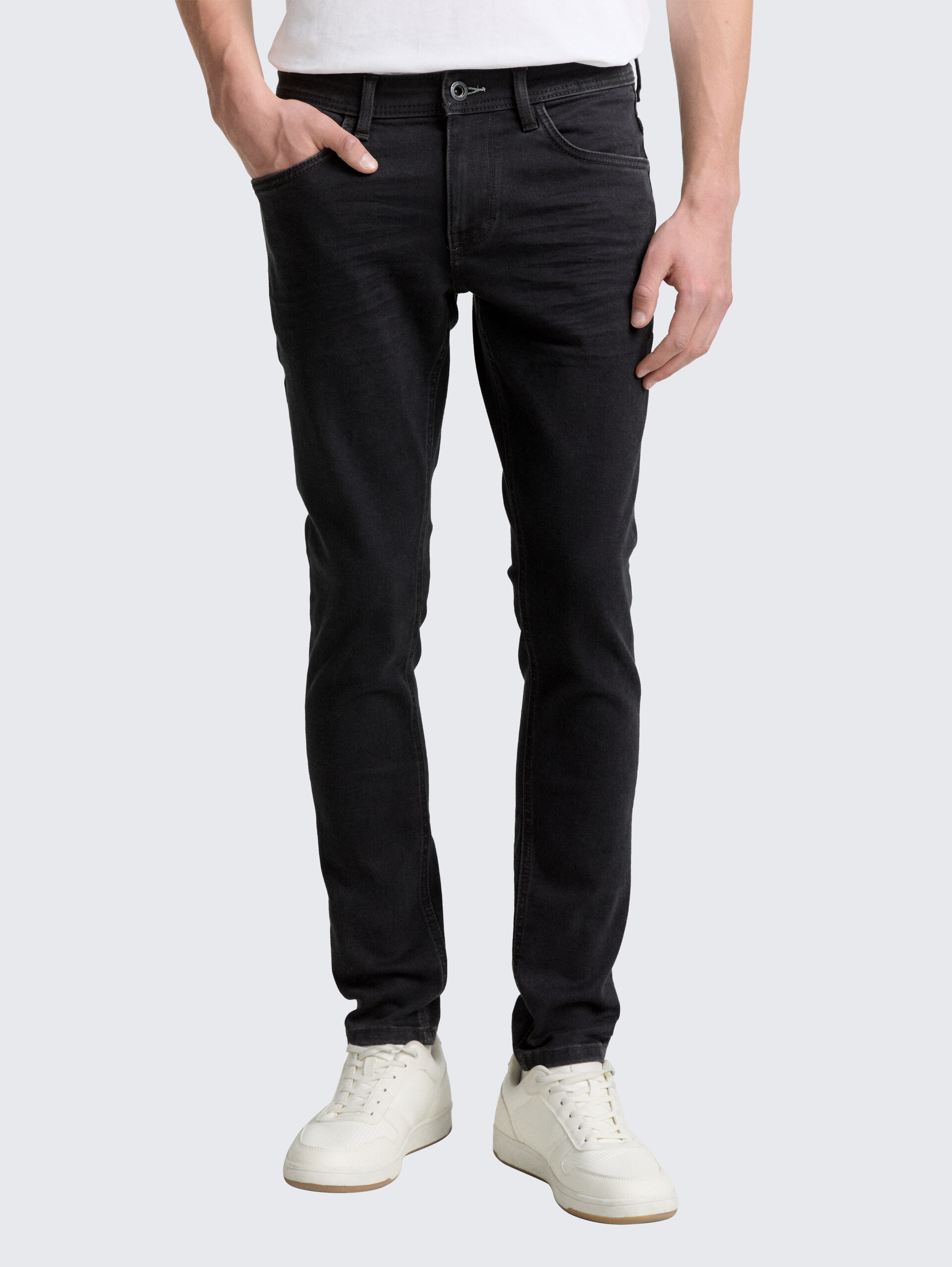 TTTROY SLIM Jeans mit Stretch - clean rinsed black denim - Ausschnitt Model-Vorderansicht