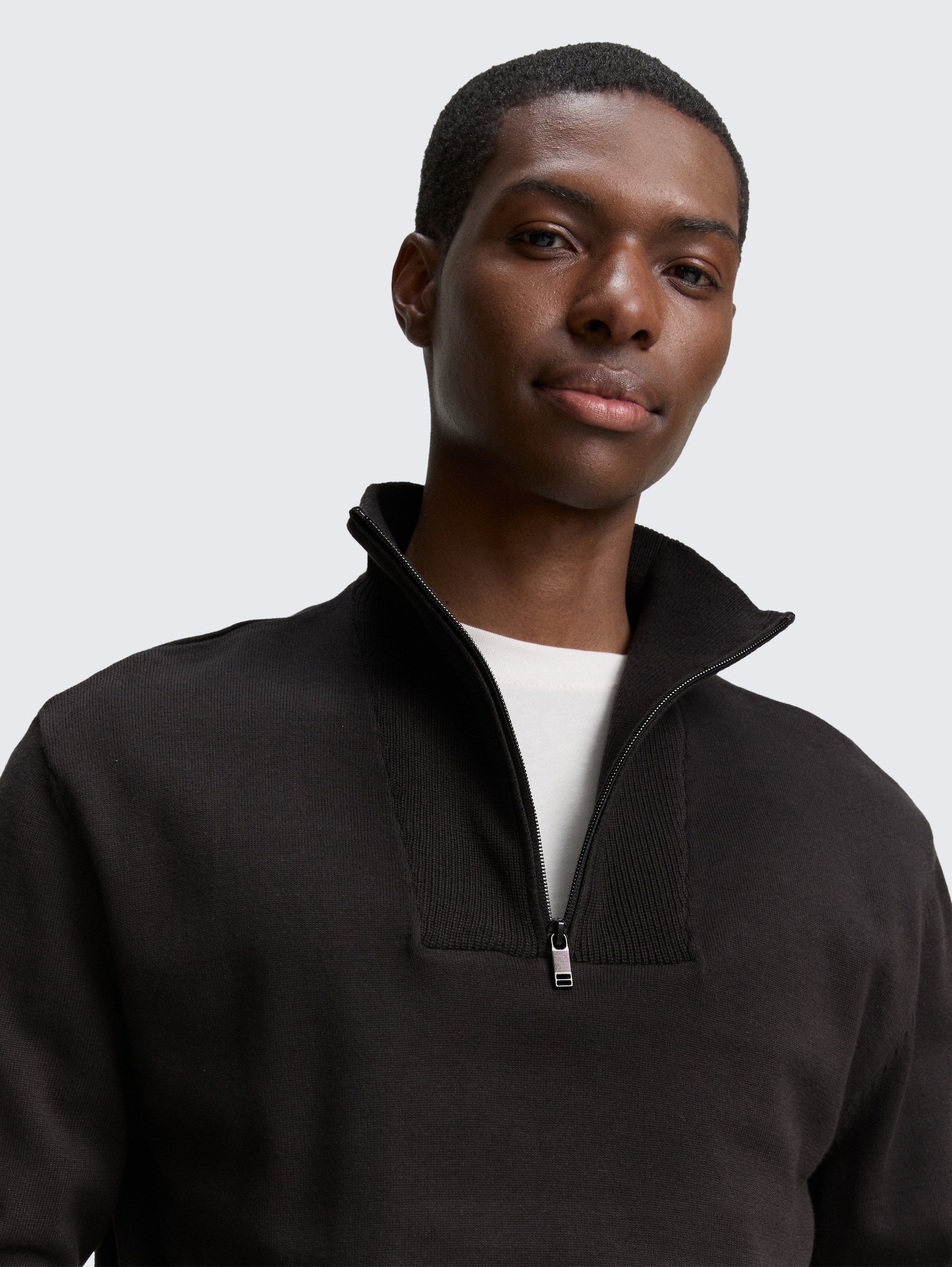 Troyer Strickpullover aus Baumwolle - Night Watch Black - Detail-Model-Ansicht