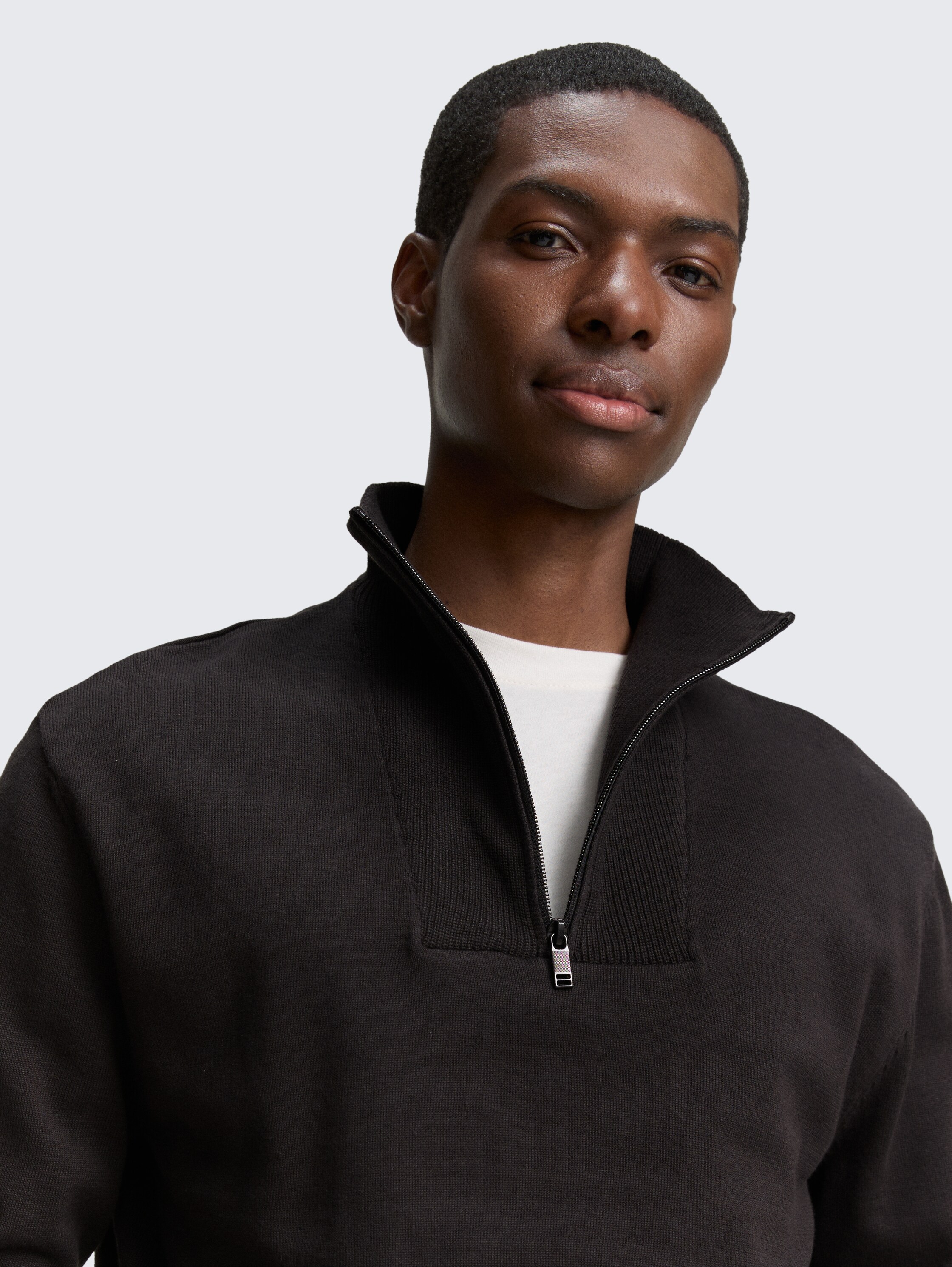 Troyer Strickpullover aus Baumwolle - Night Watch Black - Detail-Model-Ansicht