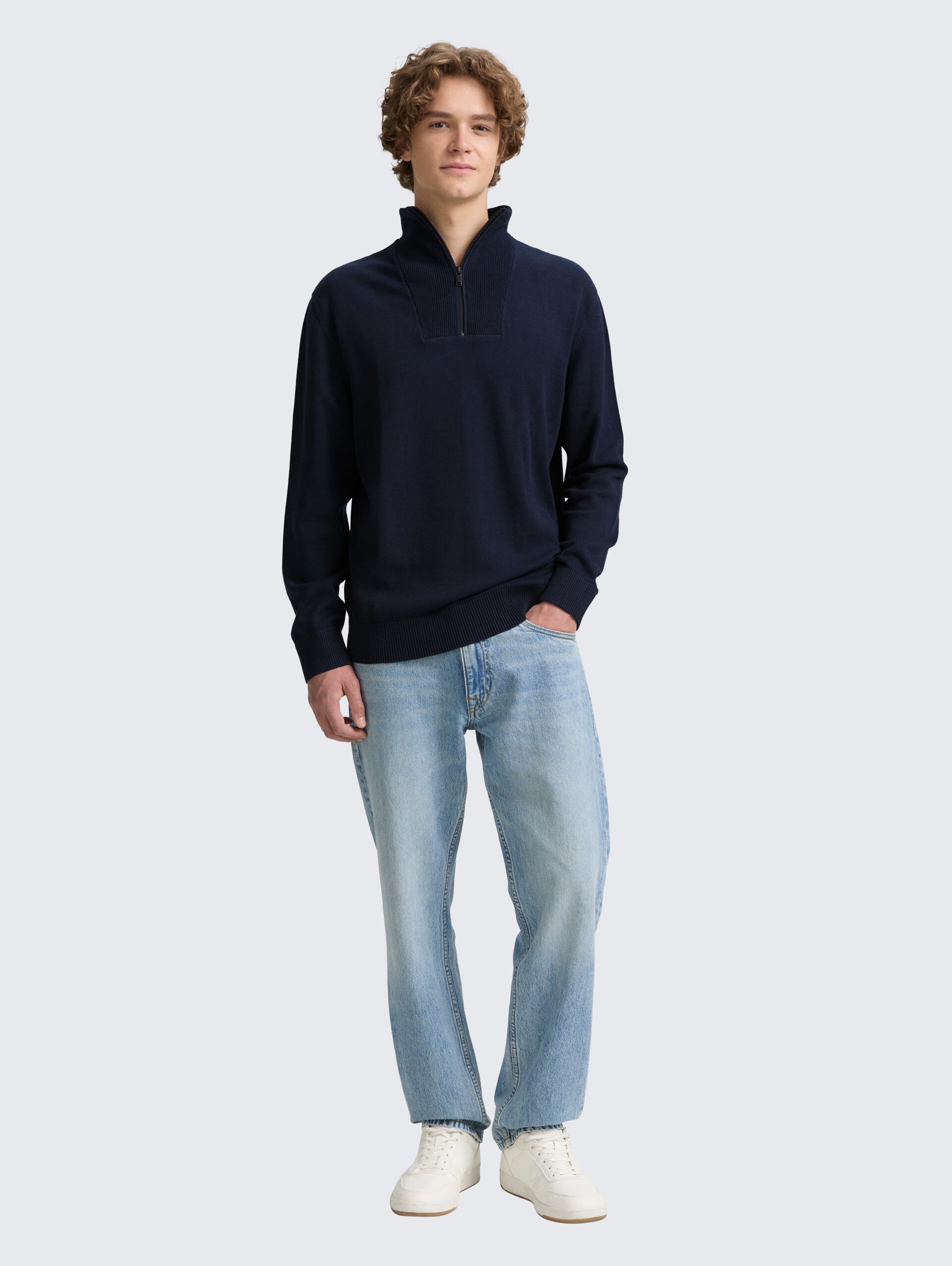 Troyer Strickpullover aus Baumwolle - sky captain blue - Model-Vorderansicht